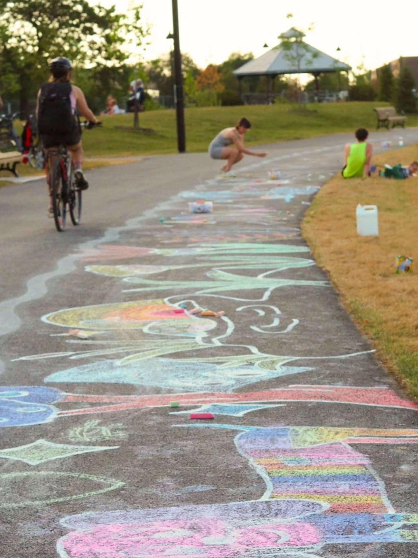 Fresques ludiques à la craie pour le 100e du parc Jarry🎈
Merci à la coalition des amis du parc Jarry et @mtl_vsp pour cette invitation à créer aux côtés d'autres artistes de Villeray
C'était une belle occasion pour mettre de la couleur au parc et rencontrer de belles personnes! 🌼
📸 @carofabbro