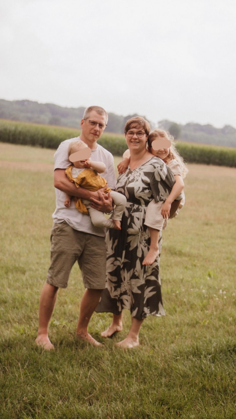 Licht ist nicht alles – das hier ist viel wichtiger ☁️
Viele Fotograf:innen jagen dem perfekten Sonnenuntergang nach – ich verstehe das! Aber: Emotionen > Licht. Auch bei grauem Himmel entstehen emotionale Meisterwerke. Das Wetter dieses Jahr zeigt, nimm es wie es kommt und zaubere auch ohne Zauberlicht emotionale Familienfotos. Mit den richtigen Anleitungen a die Familien und den optimierten Einstellungen der Kameras ist vieles möglich. 🥰✨ Ein paar Beispiele siehst du hier.
_______
Fotografen-Tipps, authentische Fotografie, Arbeit mit Wetter
#fototipps #fotografenalltag #grauistauchschön #emotionvorperfektion #vomlichtgeküsst #badsegeberg #reinfeld #badoldesloe #lübeck #familienshooting