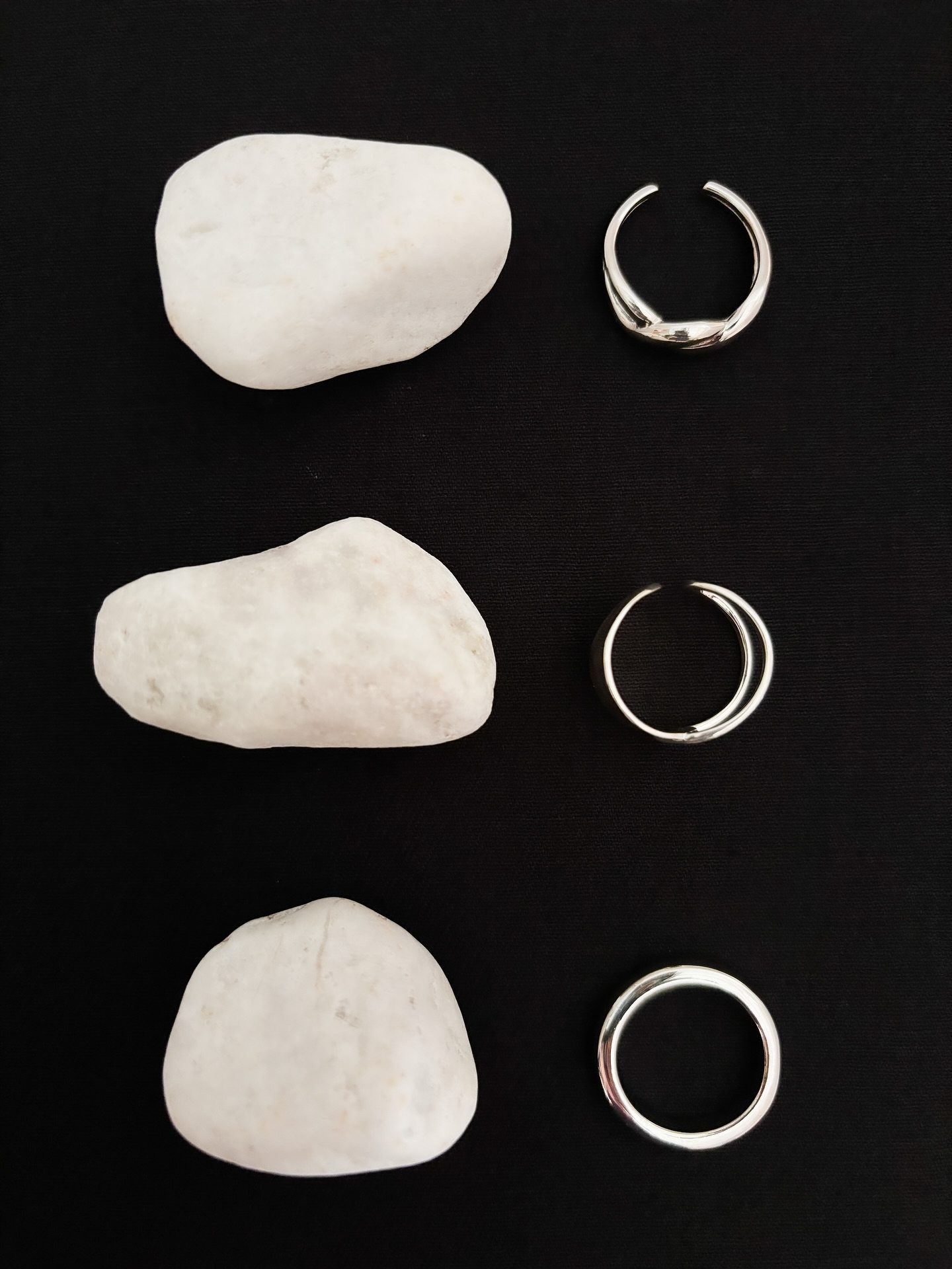 
A Little Luxury, Seamlessly Yours.
item:Product ring No.002
縦幅:2.1cm
横幅:2cm
厚み:2mm
内径:1.7cm
内周:4.9cm
Material:#silver925
online shop:@feln.tokyo
#felntokyo
#silveraccessory
#minimal
#simplecode