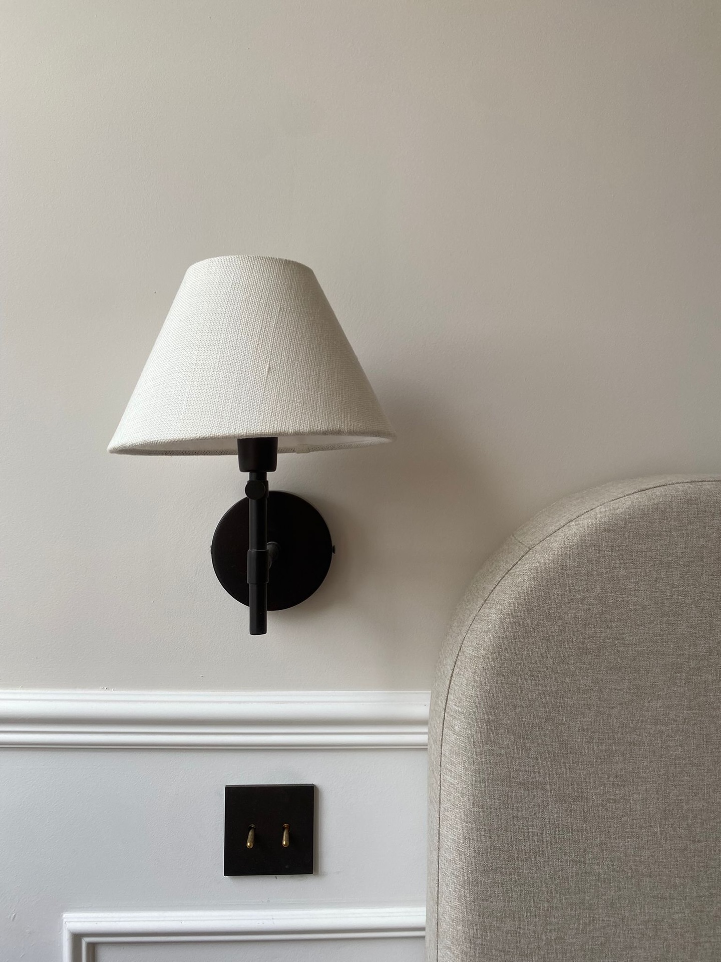 L’art de maîtriser la lumière… et le style ✨
#6ixtes #6ixtesinterrupteurs #interrupteur #ateliersdefrance #savoirfaire #artisanat
#artisanatfrancais #artisans #architecture #luxe #decorationinterieur #decoration #interiordesign #interiordecor #homedecor #design #craftmanship #homedesign #interiorarchitect