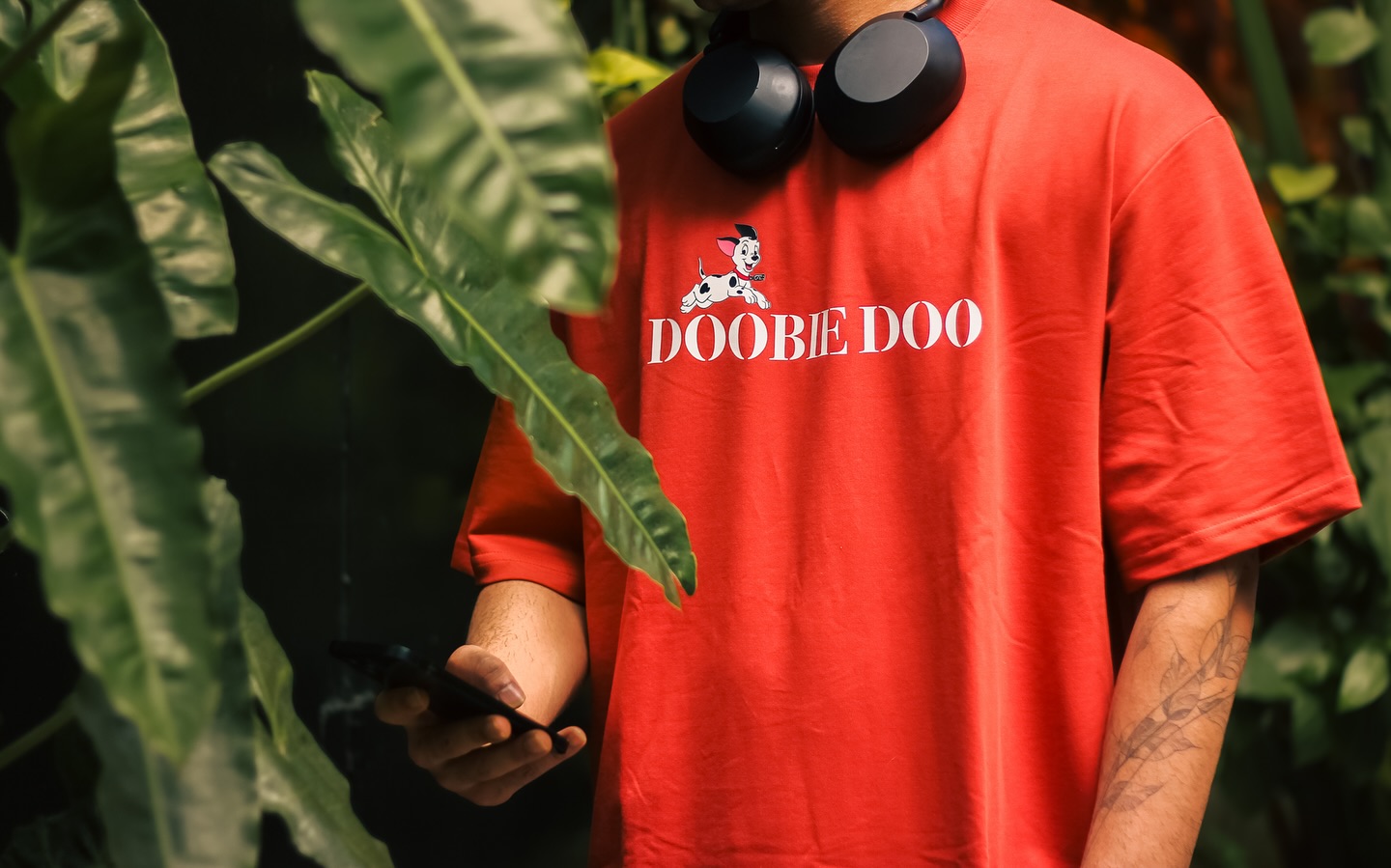Skeddadle Scoob is what happens when the garden tricks you into falling, only to land in art 🪴
Oversized tshirt with the softest cotton. Buy it now from link in the bio! 🚀