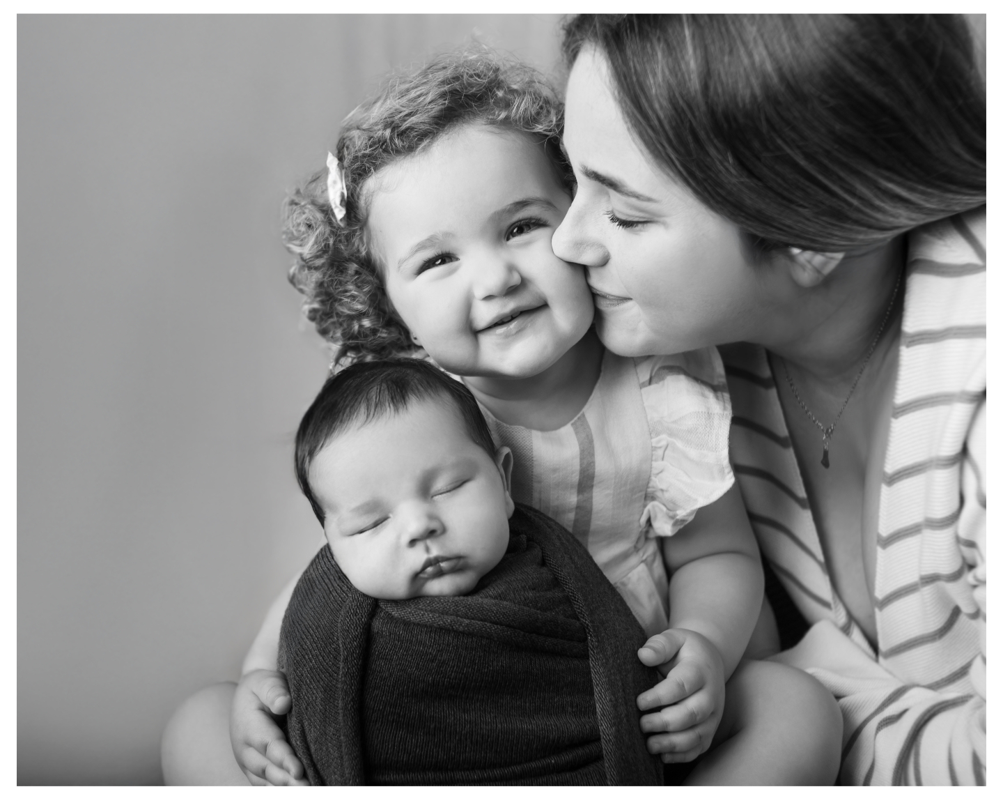 Esta imagen siempre me llenará el corazoncito... Está repleta de amor mires por donde la mires! 🏵️
Cuando vienen los "hermanitos mayores" al estudio es crucial hacerles partícipes, qué entiendan que estamos haciendo, trabajar con cuidado pero dándoles ese porcentaje de libertad para que puedan ser ellos mismos, jugando de cierta forma para hacérselo todo mucho más fácil. Incluso, como suelo decir en muchas ocasiones, la tortilla se da la vuelta y son ellos los que me sorprenden a mi. Como en esta ocasión.
Mami tienes que estar muy orgullosa de estos dos polluelos!🐤
.
.
.
..#fotografíanewborn #reciennacido #fotografíadematernidad #fotografiadefamilia #fotografiadebebe #fotografiainfantil #hermanosparasiempre #mamáprimeriza #amorentrefamilia #momentosúnicos #newbornphotography #siblinglove #motherhoodphotography #bnwchildphoto #familylove #newbornfamilyphotography #motherhoodunplugged #emotionalstorytelling #bnwportraitphotography