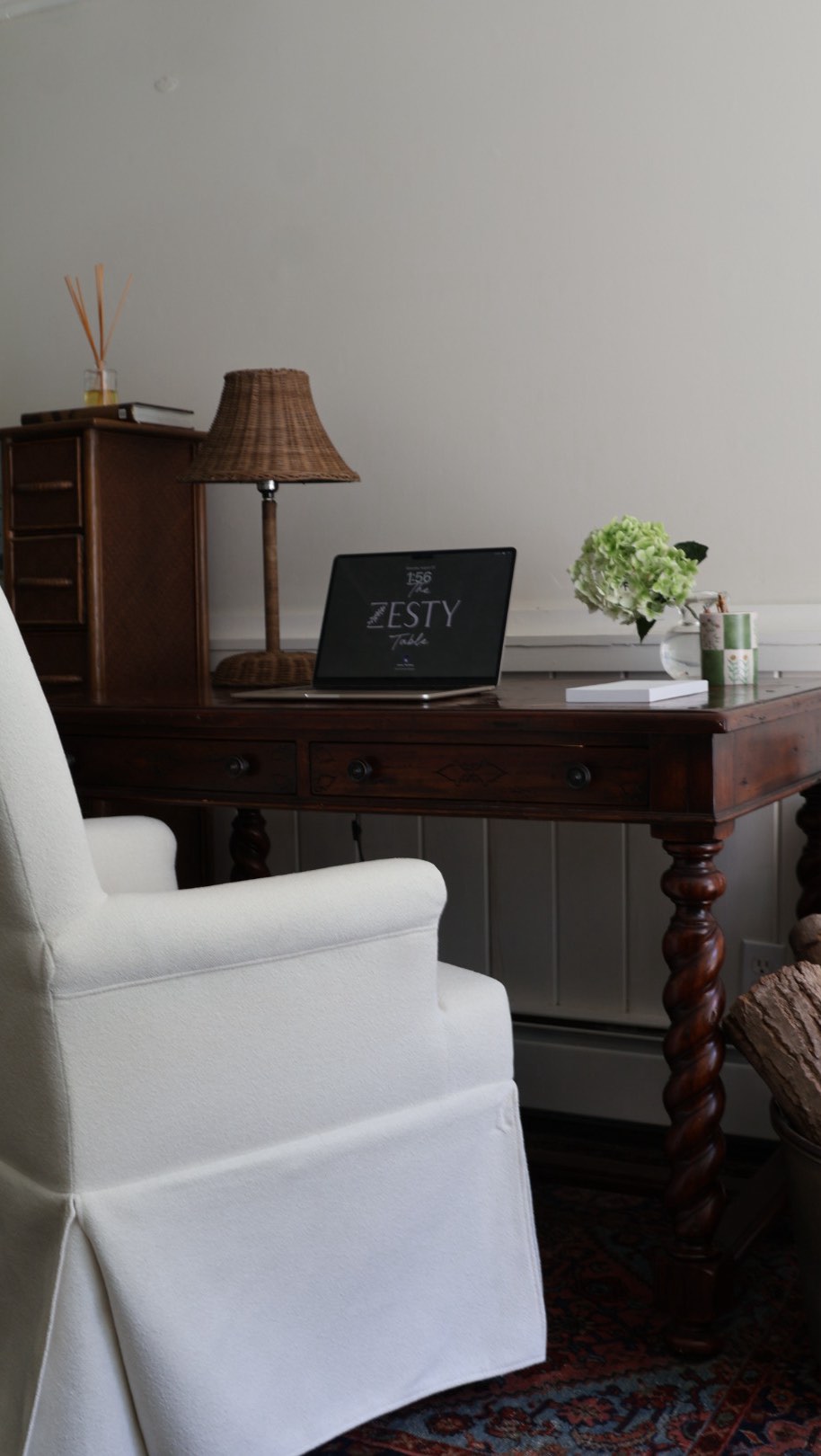 Something so motivating about a desk refresh โจ
Chair @wayfair
Lamp FBMP
Desk @lillianaugust
Vase @vietriinc
#homedecor #newenglandliving #interiordesign #homecooking #gardening