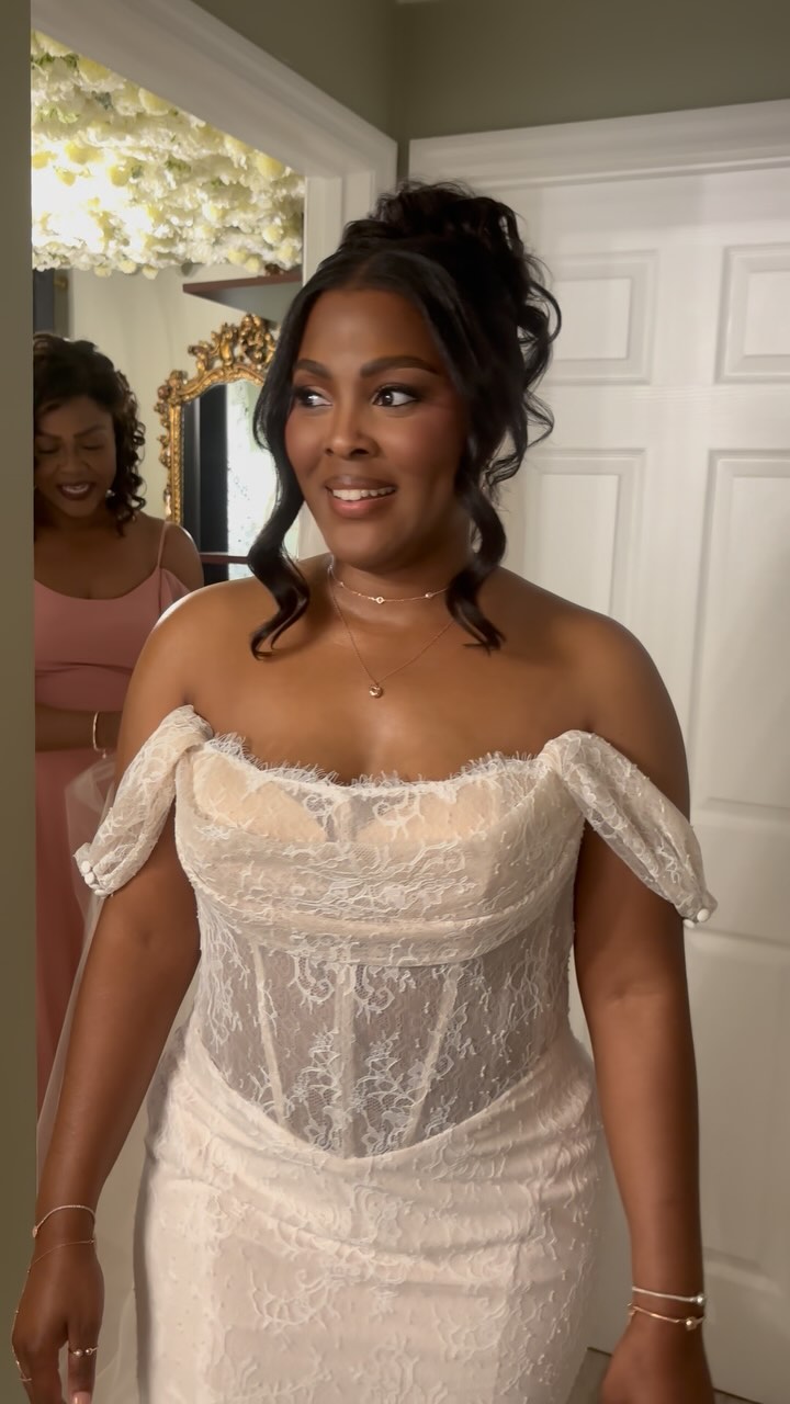 Final look for my bride before she walks down the aisle 🤎🤎 @simplyash_lashall92
Hair: @annestylezzz
#tampamua #tampamakeupartist #tampabridal #tampaweddings #floridabride #stpetemakeupartist #tampabride #orlandoweddings #orlandomua #orlandomakeupartist