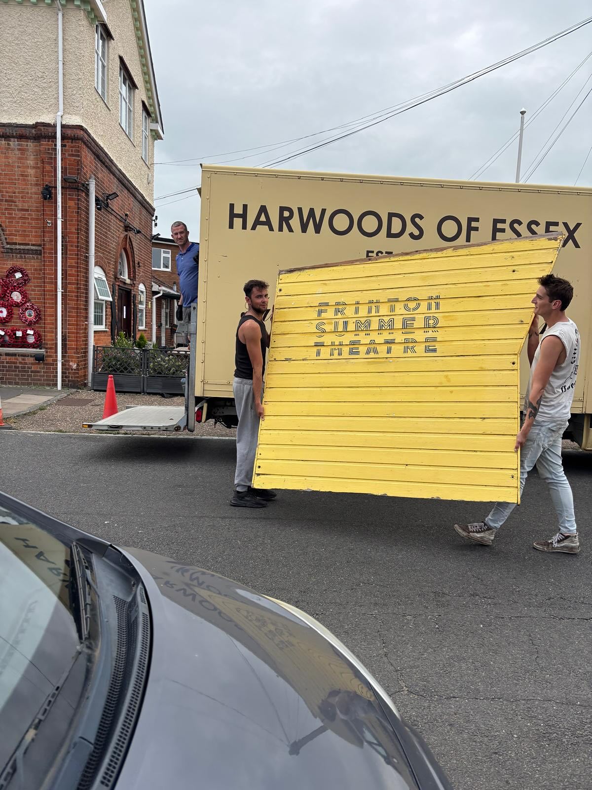 🚚✨ Moving Day! Frinton Summer Theatre is on the move…
🍸 Horsebox Bar ✔️
🎟️ Box Office 💛 ✔️
🎪 BIG TOP ✔️ (the biggest tick of all!)
🙏 Huge thanks to our incredible move team!💪❤️
#FrintonSummerTheatre
#BigTopMagic
#GuysAndDolls
#TheatreByTheSea
#EssexTheatre
#UKTheatre
#MusicalTheatre
#BehindTheScenes
#SummerInFrinton
#TheatreLife