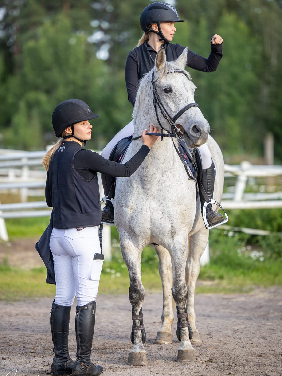 🚨Amateur Tourin edullisempi ilmoittautuminen päättyy 1.9. 🚨
Miten homma toimii meillä?
✅ Jokainen tekee ilmoittautumisen kipaan itse. Hihs-paikkaa pääsee tavoittelemaan kaikki, joilla on meillä oma hevonen ja 3-4 päivän kisapaketti. (toki pitää olla jo vähintään 80 cm-tasolla)
✅ Oman valkun kanssa sovitaan mikä luokka tavoitteena ja mistä kisoista kvaaleja lähdetään hakemaan.
✅ Hevonen voi käydä kahdet kisat kuukaudessa. Kisat sovitaan valkun ja hevosen toisen oman ihmisen kanssa.
✅ Hihs Amateur Tour -paikkaa voi tavoitella meillä tasolla 80, 95 tai 105.
✅ Jokaisella hevosella on max. 2 kisaajaa ja kaikki, jotka saavat kvaalit kasaan, saavat lähteä oman hevosensa kanssa Ypäjän karsintoihin.
✅ Hevosesta ei makseta erillistä vuokraa kisapäiviltä, mutta kaikki kisakulut (traikku, bensat, kisamaksut jne) maksetaan itse.
💸Amateur Tour ilmoittautumismaksu 120 € 1.9. mennessä
🏆 Kvaalit kasaan (3 nollarataa)
🗓️Ypäjän karsinnat 6.-8.2.26
😍 Hihs Amateur Tour luokat Messukeskuksessa 26.-27.2.26 (kisamaksu 590 €)
Chandonille mahdollisesti vielä yksi 3 päivän paketti vapaana 😍
Vapautuvia hevosia ja jonopaikkojq voi kysyä Noralta 📞+358 44 494 6770
tai laittaa viestiä sivujen kautta omahevonen.fi/hevoset ❤️
#omahevonenfi
#omakisahevonen
#omahevonenespoonkartano
@helsinkihorseshow
Ihana kuva on Heidi Lammin nappaama Gobbackan torstain kisoista, joissa oltiin hakemassa kvaaleja 95-luokasta ☺️
Kiitos kivoista kisoista @punametsanratsastajatry ❤️
📷@heidilammiphotography