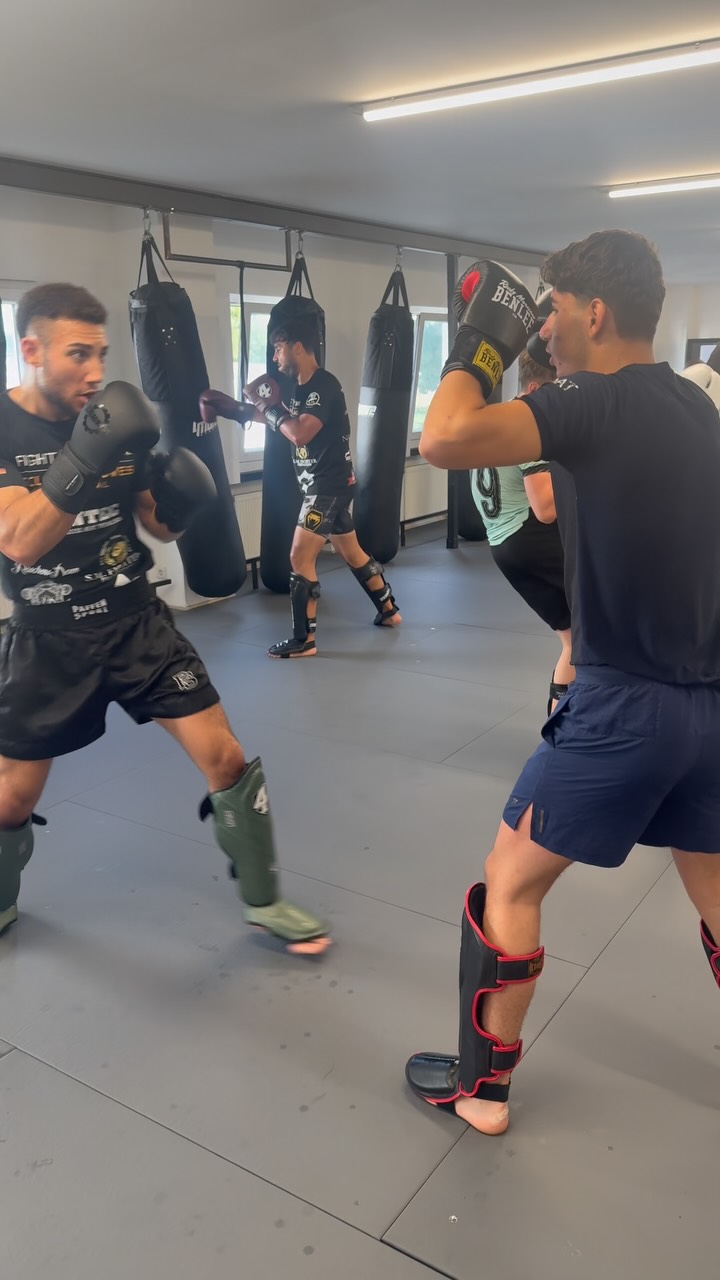 Die Sommerpause ist vorbei – wir sind zurück! 🥊🔥
Ab morgen geht’s wieder los:
17:30 Teens | 18:30 Kickboxen | 19:45 Grappling
🔥 Sei dabei und komm ins Training – Golden Gloves Bruchsal wartet auf dich!