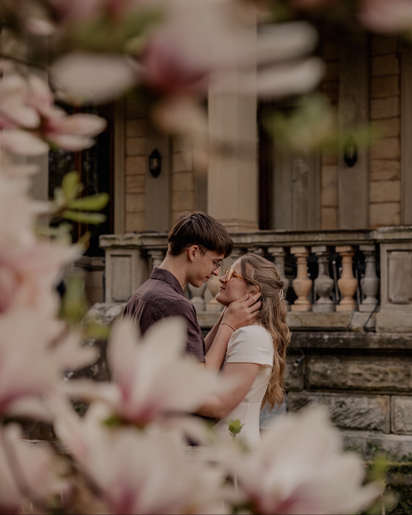 it’s in the way your hand finds mine, the way you make me laugh and how the world feels softer when we’re together 🤍🌸
#couple #coupleshoot #authenticlovestories #lovestory #storytelling #paarfotografie #loveauthentic #cinematic
#loveandwildhearts #dirtybootsmessyhair #photoshoot #coburg #bamberg