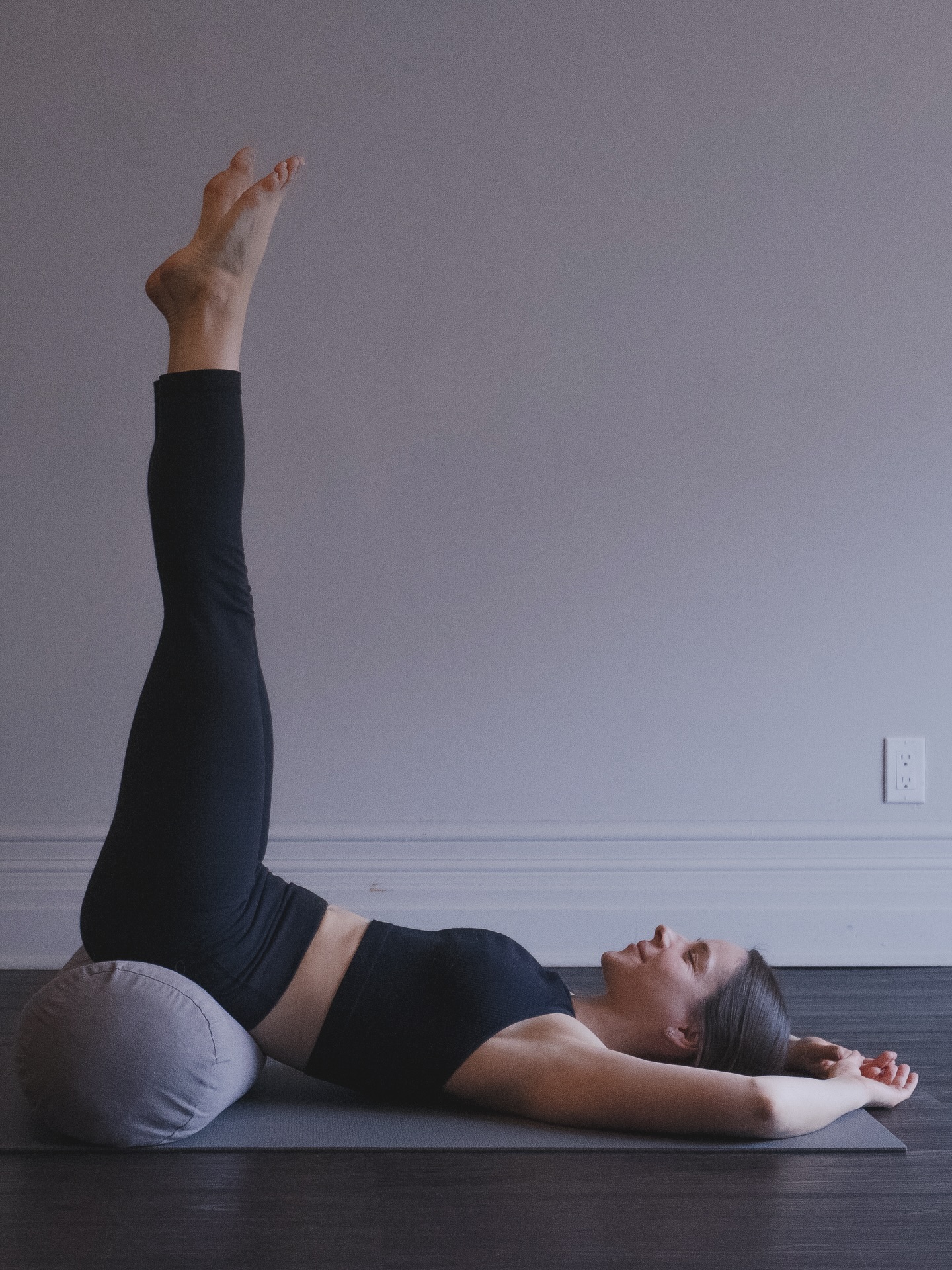 ✨ “Your breath is your anchor. In every moment, it calls you back to what is real.” ~ Nischala Joy Devi
A gentle reminder to pause, connect, and return to your breath today.
And if you can do it in a mini inversion, with your hips lifted, legs in the air, heart above head, even better !
.
.
.
.
📸 @candice.ferreira
.
.
.
#YogaWisdom #MindfulLiving #YogaPractice #Breathwork #Meditation #YogaLife #TorontoYoga #YogaCommunity #SelfCareJourney #InnerPeace