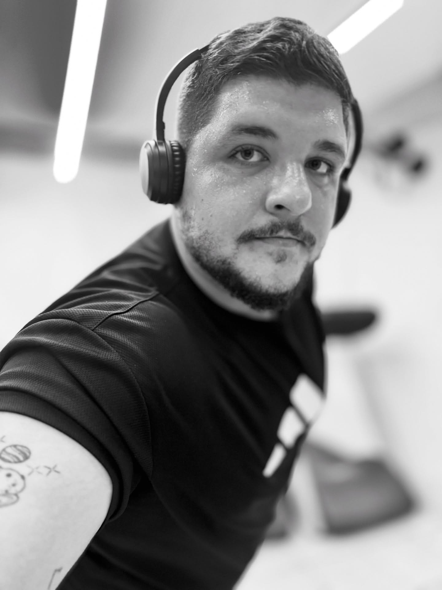 Engraçado como a vida funciona, né? Sem a gente perceber, viramos ponte. Um canal que liga pessoas, que apresenta caminhos que talvez nunca se encontrassem.
É bonito saber que alguém conheceu outra pessoa por nosso intermédio. Que amizades, histórias e até sonhos nasceram porque, de algum jeito, a gente foi o elo.
No fim das contas, ser canal é isso: deixar que a vida passe por nós e se multiplique em encontros. A gente segue caminhando, mas também vai ajudando novas histórias a começarem.