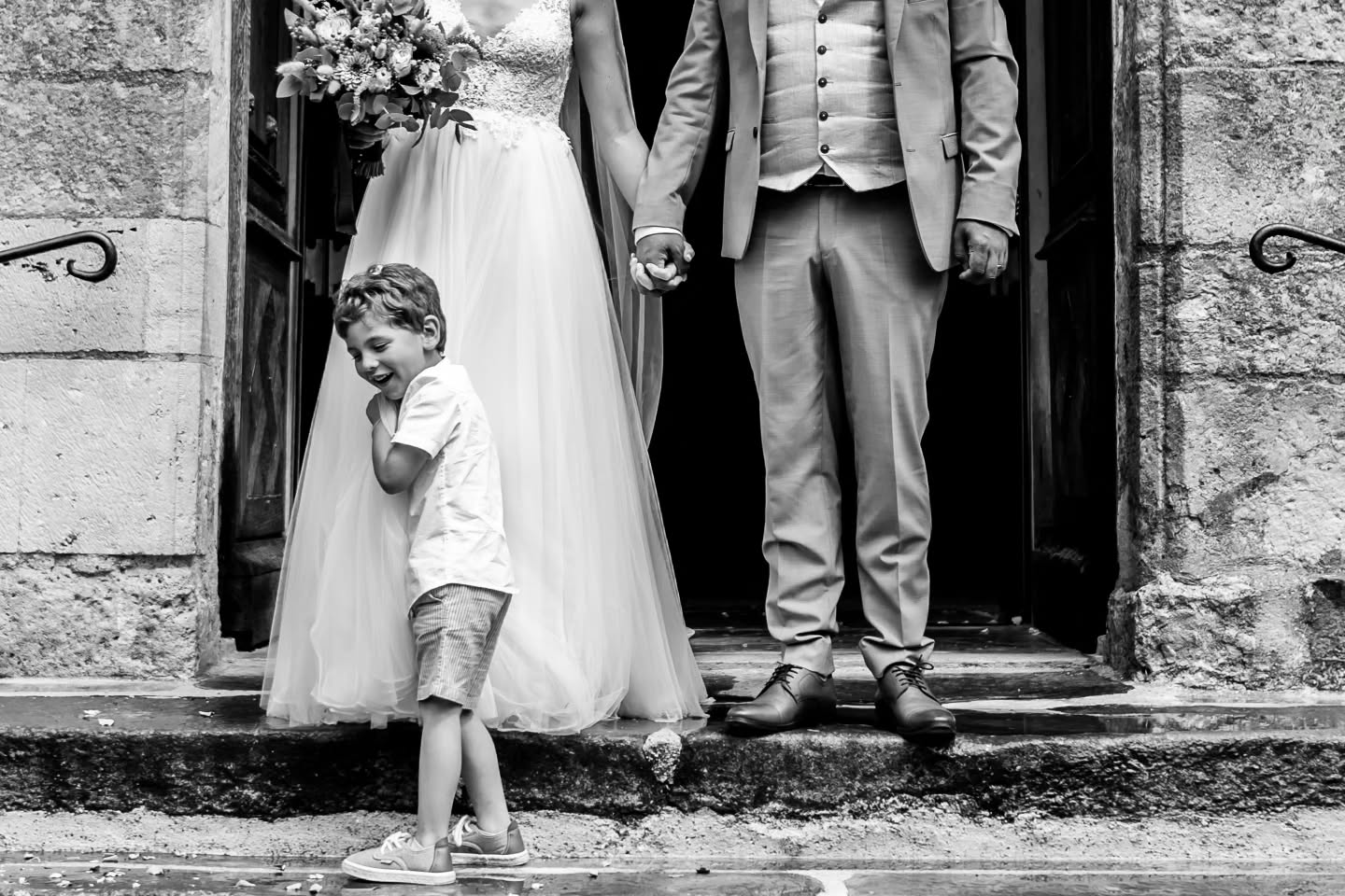 Une sortie de cérémonie, c'est toujours un peu magique !
Et si on y ajoute les enfants... 🤩
.
.
.
#photographemariageversailles #photographemariageiledefrance #sortieceremonie