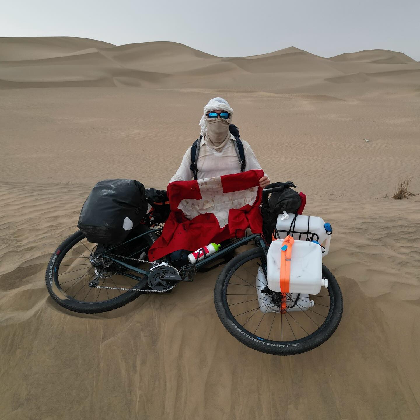 Première traversée en autonomie et en solitaire du désert du Taklamakan. 🇨🇳🐫
Durant cette dernière semaine, j’ai traversé, en solitaire et sur 700 km, le désert du Taklamakan en Chine, surnommé aussi « la mer de la mort ». Ce désert est connu pour ses températures extrêmes qui peuvent atteindre 50°C, ses tempêtes de sable violentes et ses dunes qui peuvent avoisiner les 200 mètres de hauteur.
J’ai effectué cette traversée en emportant avec moi 50 litres d’eau sur mon vélo, le poids total du vélo étant donc de 80 kg au départ.
Un grand merci aux personnes qui ont participé au financement de l’expédition, ainsi qu’à Mathieu de @viscachabike pour ses connaissances et son efficacité dans la préparation du vélo.
Sans vous, rien n’aurait été possible !🙌
Je précise que cette traversée est la première recensée de cette manière, comme je l’ai effectuée. Je ne souhaite pas m’approprier une « première » si quelqu’un l’a réalisée avant. Encore un grand merci à tous pour votre soutient, on continue l’aventure ! 👍