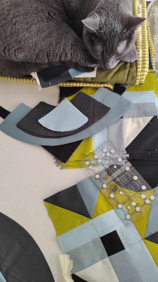 Did I make a reel just to use this song by @monroviaboy 🤔
Maybe.
I've had it on repeat and just can't wait for their show in Salt Lake 🙌🏼🎉
#rotundaquiltpattern coming VERY soon 👀
Ruby + Bee Solids from @windhamfabrics are sooo perfect for this pattern!