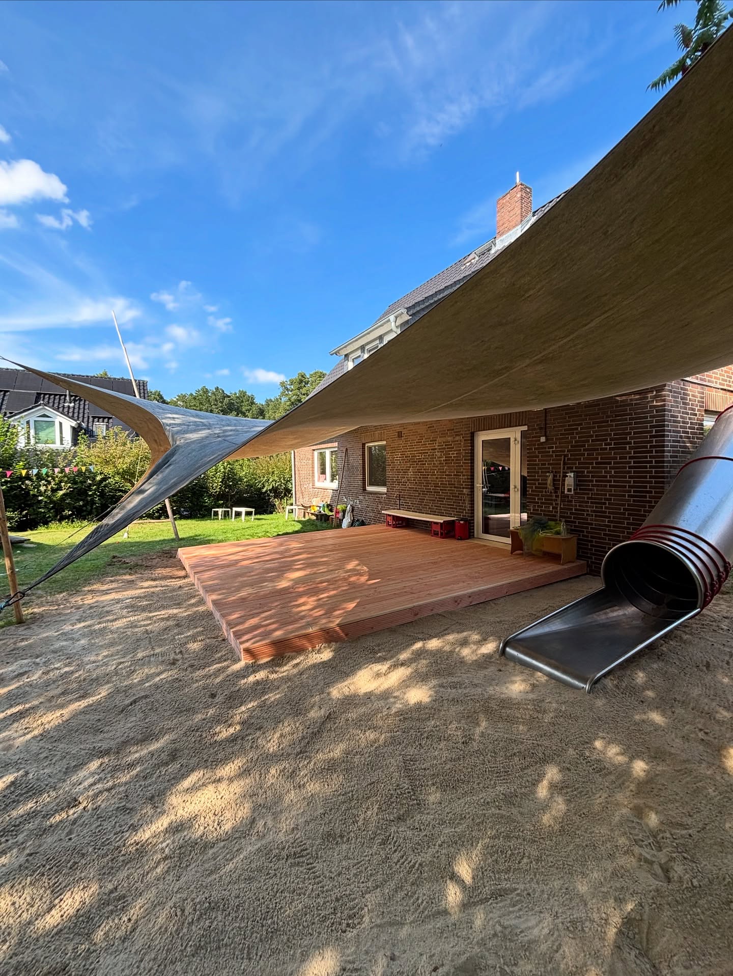 Ein neuer Lieblingsplatz für kleine Entdecker:innen
In der Krippe Die Rübe in Häcklingen war die alte Terrasse in die Jahre gekommen – also durften wir ran. Und was soll man sagen?
Jetzt heißt es: Barfuß über frisches Holz laufen. Spielen, sitzen, lachen – an der Luft, in der Sonne, im Sand.
Wir haben die komplette Terrasse neu gebaut, sicher, stabil und kinderfreundlich – und on top gab’s eine frische Portion Spielsand obendrauf.
Was vorher grau und abgenutzt war, ist jetzt ein Ort zum Wohlfühlen geworden.
Für kleine Füße, große Abenteuer und ganz viel gute Laune draußen.
Wir sagen danke für das Vertrauen – und wünschen allen Kindern & dem Team der Rübe ganz viel Freude mit ihrem neuen kleinen Paradies direkt vor der Tür! 💚
#DieRübe #KrippeHäcklingen #GolloGartenbau #NeubauTerrasse #Außenanlagen #Kitabau #Lüneburg #Spielplatzbau #HolzbauMitHerz #Spielsand #Terrasse #GolloTeam #GolloMachtDas #lüneburg #ausbildung #gartenundlandschaftsbau #galabau #365tagefürsieimeinsatz