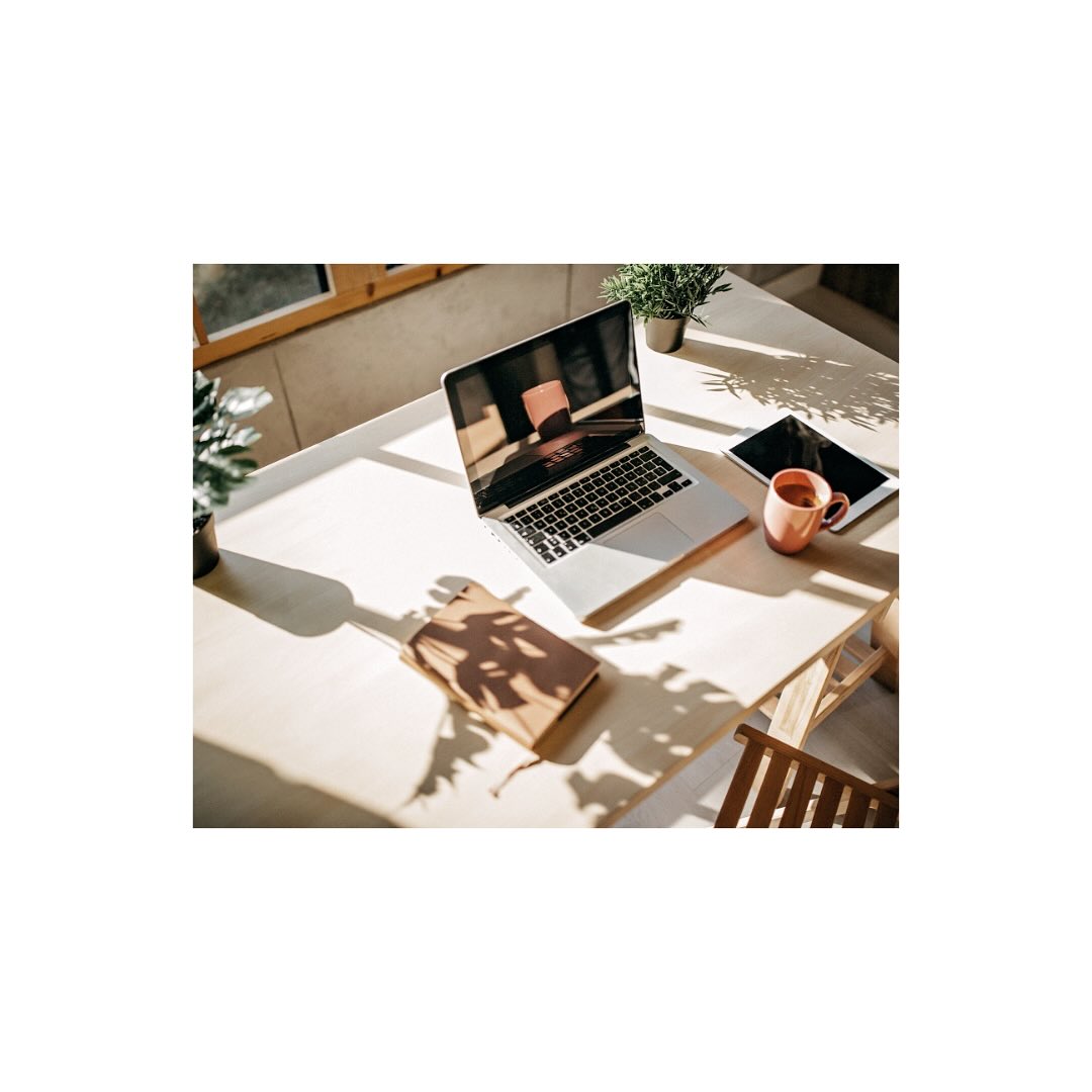 ๐๐ฒ๐ฒ๐ป ๐น๐ฎ๐ป๐ด๐ฑ๐๐ฟ๐ถ๐ด๐ฒ ๐๐ฟ๐ฎ๐ท๐ฒ๐ฐ๐๐ฒ๐ป, ๐๐ฒ๐น ๐ฝ๐ฟ๐ฎ๐ธ๐๐ถ๐๐ฐ๐ต๐ฒ ๐ถ๐ป๐๐ถ๐ฐ๐ต๐๐ฒ๐ป, ๐ฒ๐ฒ๐ป ๐ณ๐ฟ๐ถ๐๐๐ฒ ๐ฏ๐น๐ถ๐ธ ๐ฒ๐ป ๐ฐ๐ผ๐ป๐ฐ๐ฟ๐ฒ๐๐ฒ ๐ฟ๐ถ๐ฐ๐ต๐๐ถ๐ป๐ด?
Communicatie is de afgelopen jaren veel toegankelijker geworden. Dankzij AI en andere slimme tools kan bijna iedereen content maken of een campagne opzetten. Fantastisch!
๐จ Maar... juist die laagdrempeligheid kan een bedreiging vormen voor je merk als je hier niet doordacht mee omgaat.
De kern (strategie, positionering en de juiste keuzes maken) blijft een vak apart.
In de praktijk wordt communicatie binnen veel organisaties uitgevoerd door iemand zonder specifieke opleiding in het vak (โdie het erbij doetโ), of een junior medewerker. En daar is helemaal niets mis mee.
Toch blijkt dat er op strategische momenten vaak behoefte is aan sturing, een klankbord of simpelweg iemand om mee te sparren.
๐ก Daarom bied ik eenย ๐ฑ๐ถ๐ด๐ถ๐๐ฎ๐น๐ฒ ๐ฐ๐ผ๐ป๐๐๐น๐๐ฎ๐ป๐ฐ๐ ๐๐ฒ๐๐๐ถ๐ฒย aan. Een uur lang profiteren van jarenlange expertise; om keuzes te toetsen, richting te bepalen en met meer vertrouwen verder te bouwen.
Voor wie ik deze dienst in het leven heb geroepen?
โข Bedrijven die niet beschikken over een ervaren communicatiespecialist;
โข Kleine teams of junior communicatieprofessionals die willen overleggen;
โข Merken die hun verhaal sterker willen neerzetten, maar geen behoefte hebben aan een lang traject of een communicatiemedewerker in vaste dienst;
โข Iedereen die op communicatievlak af en toe behoefte heeft aan richting, reflectie of scherpte.
๐ญ๐ผ๐ป๐ฑ๐ฒ๐ฟ ๐๐ฒ๐ฟ๐ฝ๐น๐ถ๐ฐ๐ต๐๐ถ๐ป๐ด ๐๐ผ๐ ๐๐ฎ๐บ๐ฒ๐ป๐๐ฒ๐ฟ๐ธ๐ถ๐ป๐ด ๐ผ๐ฝ ๐น๐ฎ๐ป๐ด๐ฒ ๐๐ฒ๐ฟ๐บ๐ถ๐ท๐ป, ๐๐ฒ๐น ๐ฑ๐ถ๐ฟ๐ฒ๐ฐ๐ ๐๐ฎ๐ฎ๐ฟ๐ฑ๐ฒ๐๐ผ๐น๐น๐ฒ ๐ถ๐ป๐๐ถ๐ฐ๐ต๐๐ฒ๐ป.โ
#communicatieadvies #communicatie #pr #ondernemen