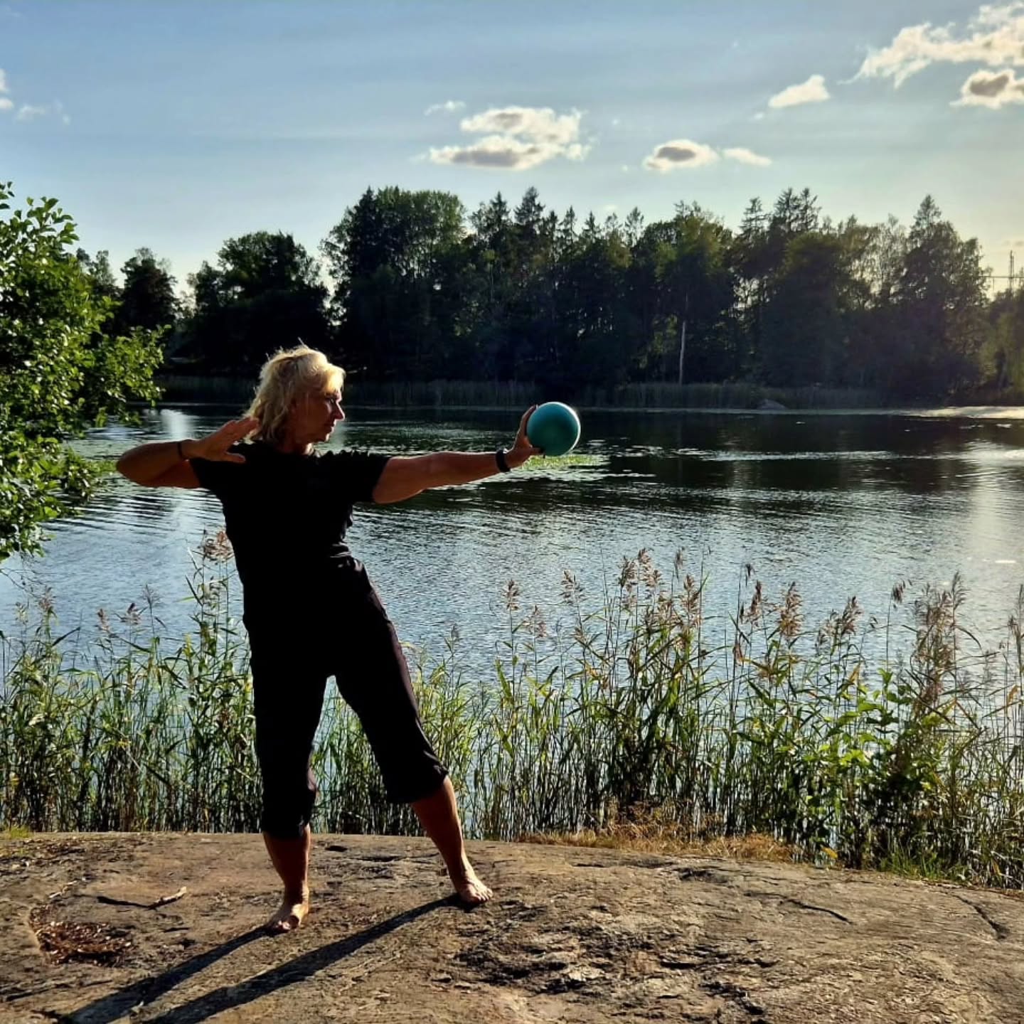 Nu på söndag den 31/8 har vi instruktörer på Huddinges hjärta öppet hus i Huddinges Centrumkyrka.
Kom och var med vet jag, det är helt gratis!
Jag kör enkel qi-gong med svagt doftande bollar klockan 17:00.
För att boka dig på en klass, skicka ett sms till 070 78030 04. Tumme upp om det finns plats, annars tumme ner.
Det går också att köpa rabatterade träningskort under dagen.
Välkomna!
🟢 Marie 🟣
#huddingeshjärta #qigong #chiball #mentalnedvarvning
