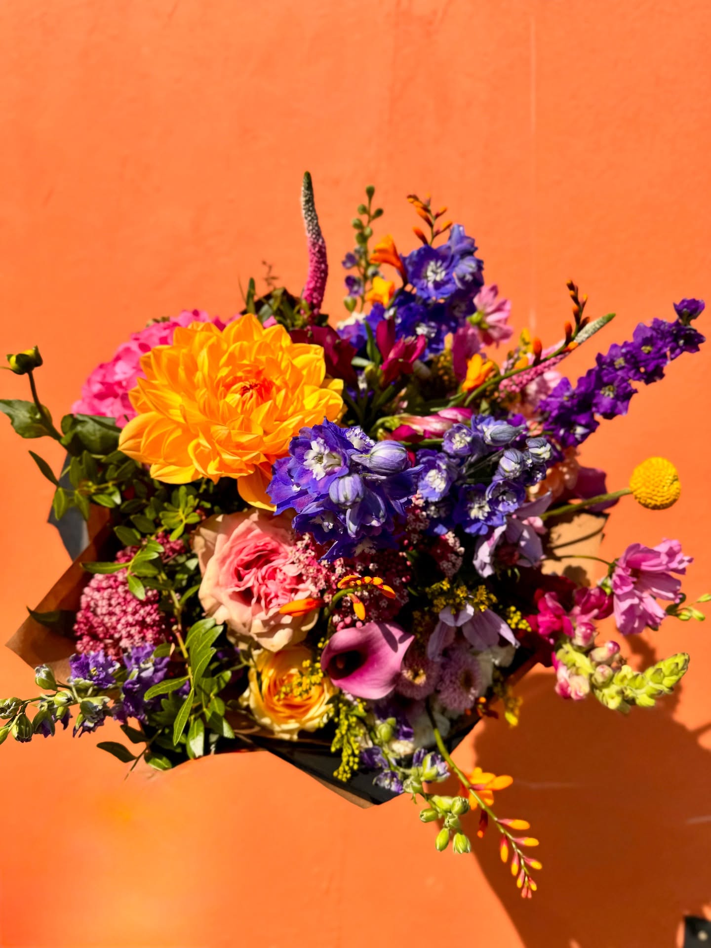 Bouquets have multiple angles, demonstrated in this post. A vase on a side table usually shows one perspective. Do you turn your vase?
#totnesflorist #devonflorist #colourfulbouquet