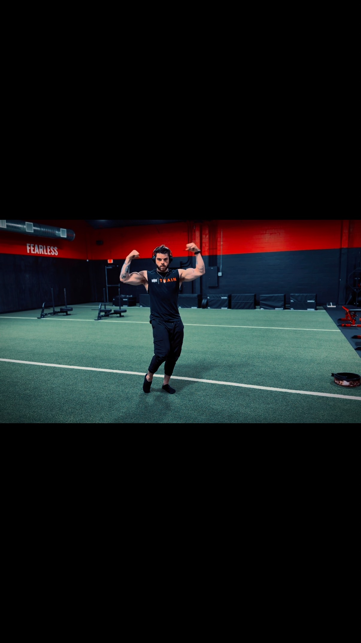 Little posing practice after leg day. Might have to start taking some ballet classes 🤷🏻♂️ forgive my stiffness 😂 #posing #bodybuilding #classicphysique #aesthetic #istillsuckatposing