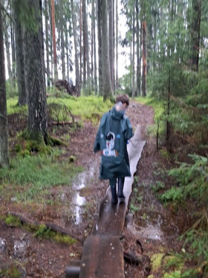 Tämä kesä oli minulle erityinen.
Vietin sen hyödyllisesti, uusien löytöjen ja hetkien parissa, joita haluan säilyttää muistissani.
Oli aikaa työlle, perheelle, lempihommille ja vain pysähtyä nauttimaan lämpimistä päivistä.
Jokainen kesä muistuttaa: onni löytyy yksinkertaisista asioista — kävelystä veden äärellä, auringonlaskusta horisontin takana, läheisten naurusta ympärillä.