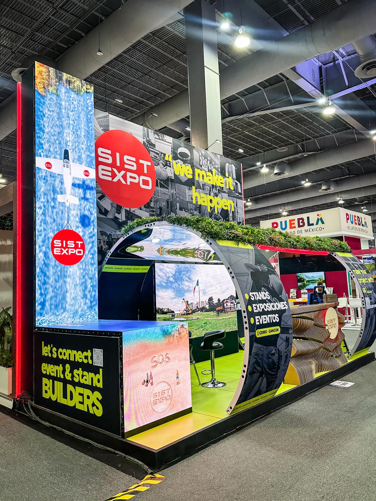 This week at IBTM, we proudly presented our own SISTEXPO stand, a reflection of who we are and how we work: with innovation, sustainability, and maximum quality.
The booth was built with a BeMatrix structure, integrated LED screen, and custom CNC details on the counter, demonstrating how technology and creativity can shape unique forms. Curves, mirrors, and strong branding turned this concept into one of the highlights of the expo.
We are extremely proud of our entire team for making this possible, and deeply grateful to everyone who visited us and connected with us during the event.
At SISTEXPO, we don’t just build stands WE BUILD EXPERIENCES!
#SISTEXPO #IBTM2025 #Networking #BeMatrix #TradeshowExperts #SustainableDesign #ExhibitionDesign #WeMakeItHappen