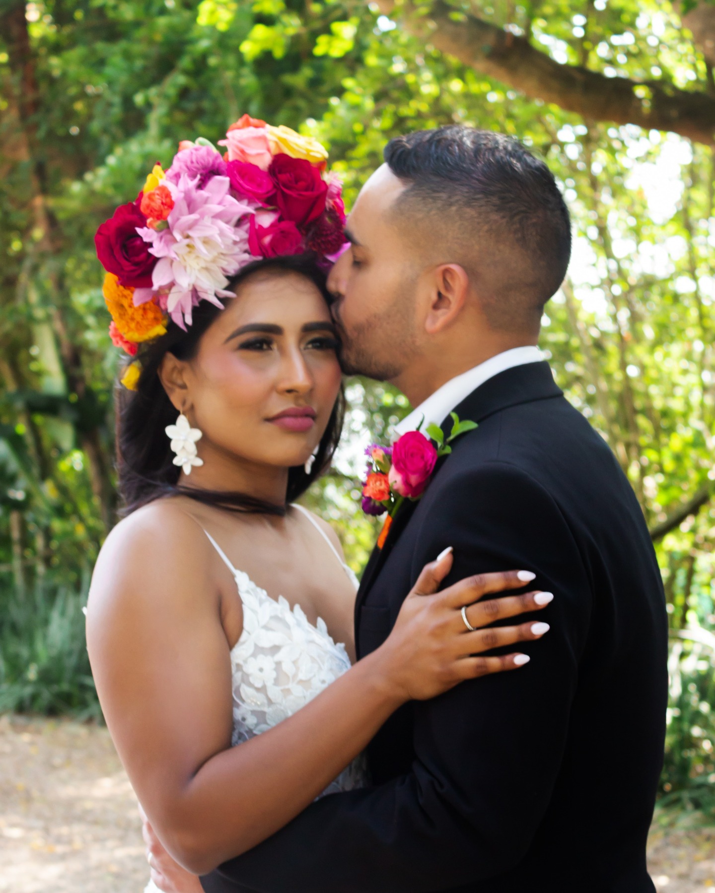 Just a moment for this crown! ❤️ This was made earlier this year for our Frida Kahlo inspired styled shoot.
Is this something you would do for your wedding day?
@whitelove_photography
@melizamarybridal
@bespoke_by_maryke
@simoandco.shop
@simply_fabulous_events
@thedurbanmakeupartist
#fridahkahlo #bold #floralcrown #floraldesign #kznflorist #weddingandeventflorist #lushblooms