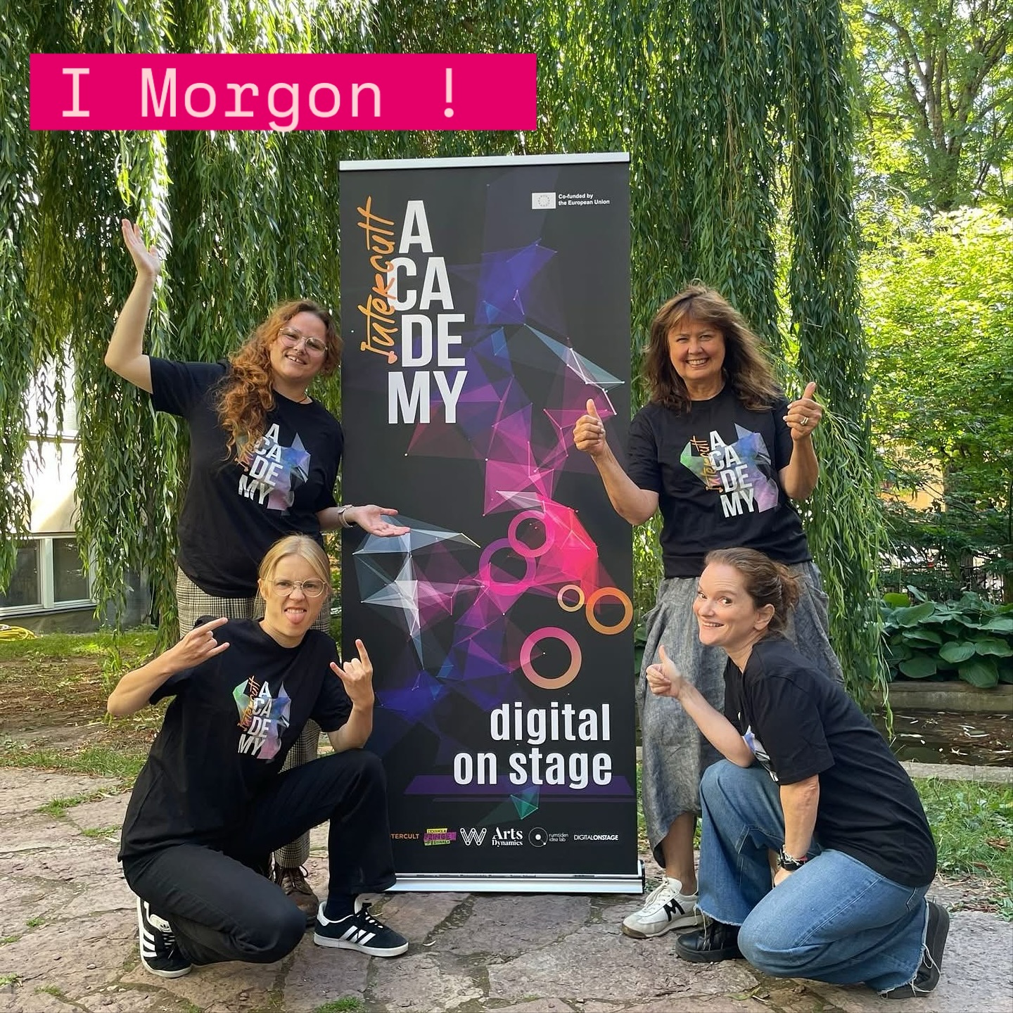 ⸻
🚀 ÄR DU REDO?
Intercult Academy – Digital on Stage drar igång den här veckan! 🥳
✨ En GRATIS lineup med 10 workshops & events om hur digitala verktyg förändrar scenkonsten:
🤖 AI-storytelling
💃 VR-dans
🎥 Projektion-mappade scenrum
… framtidens performance är redan här!
📅 27, 28 & 29 augusti
⚡ Platserna är snart slut – boka nu!
🔗 Anmäl dig gratis: https://intercult.se/en/2025/06/10/intercult-academy-digital-on-stage-full-programme/
💡 Vill du veta mer?
Kom på kickoffen imorgon – där du bland annat blir först med att ta del av den nya handboken med tutorials om digitala verktyg för scenkonst av Adam Wittsell.
🥂 Mingel, frågor & nätverkande över vin och snacks utlovas!
📍 Intercults kontor på Södermalm !
📅 kl. 17.00
#IntercultAcademy #DigitalOnStage #STOFF2025 #Scenkonst #AI #VR #DigitalPerformance #ArtAndTech #CreativeFutures