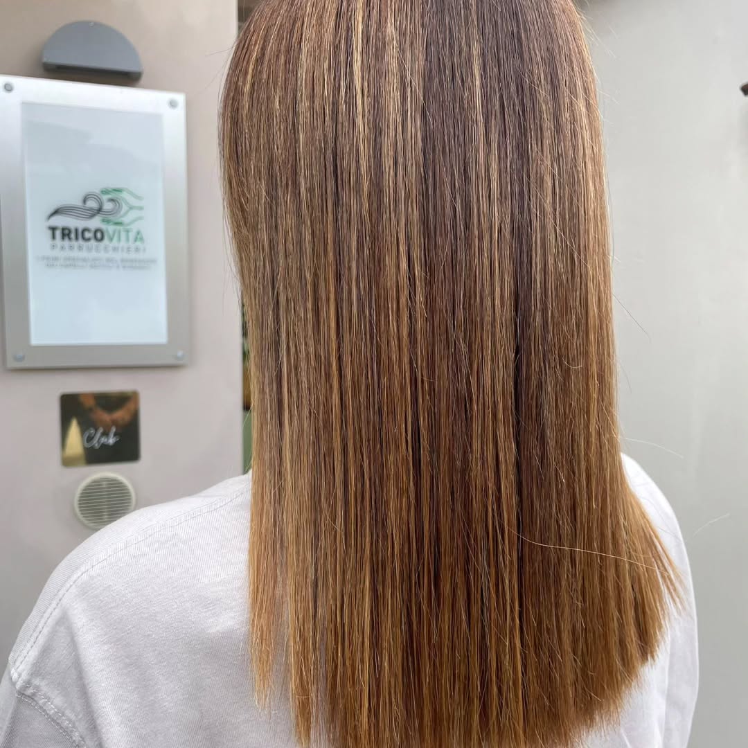 SEI STANCA A CASA DI PIASTRA E SPAZZOLA?
Dimenticati di fare la piega a casa, ti servirà sola una mano e il phon!!
✨ Keratin Miracle: il trattamento che trasforma i tuoi capelli al primo tocco ✨
Come vedi la cliente ha scelto Keratin Miracle… ed è uscita con capelli lisci, setosi e incredibilmente luminosi, pronti per resistere all’umidità e al crespo ancora a lungo! 💆♀️🔥
Ma la vera svolta?
È uscita con tutti i prodotti a casa per custodire e prolungare i benefici del trattamento:
✔️ Siero alla bava di lumaca 50ml in omaggio del valore di 52€
✔️ Kit completo TricoVitaLab per mantenere il liscio perfetto del valore di 80€
✔️ Capelli disciplinati anche dopo settimane
Guarda le foto e il video: il risultato parla da sé!
La promo è valida fino al 30 settembre. Se sogni una chioma domata e luminosa, è il momento di provarlo.
Keratin Miracle: più di un trattamento, una rivoluzione.
Ps. Quanto costa questo trattamento stiratura disciplinante?
Passa in salone, oppure faremo una consulenza veloce con videochiamata, saprai con esattezza il preventivo senza sorprese, ma non dimenticare che questa grande promo termina al 30 settembre!
#keratinmiracle #CapelliPerfetti #CapelliLisci #TrattamentoAnticrespo #BavaDiLumaca #HairCareProfessionale #parrucchiericastelleone