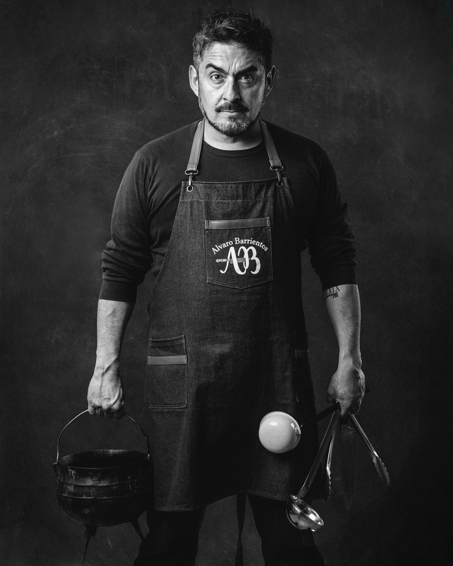 Que crack @alvarobarrientosm
No solo hicieron un asado atómico sino que me regaló estas fotos de antología. Gracias totales @alvarobarrientosm y @jesus.portales por recibirme en su taller. Se pasaron!
#retratos #cocinero