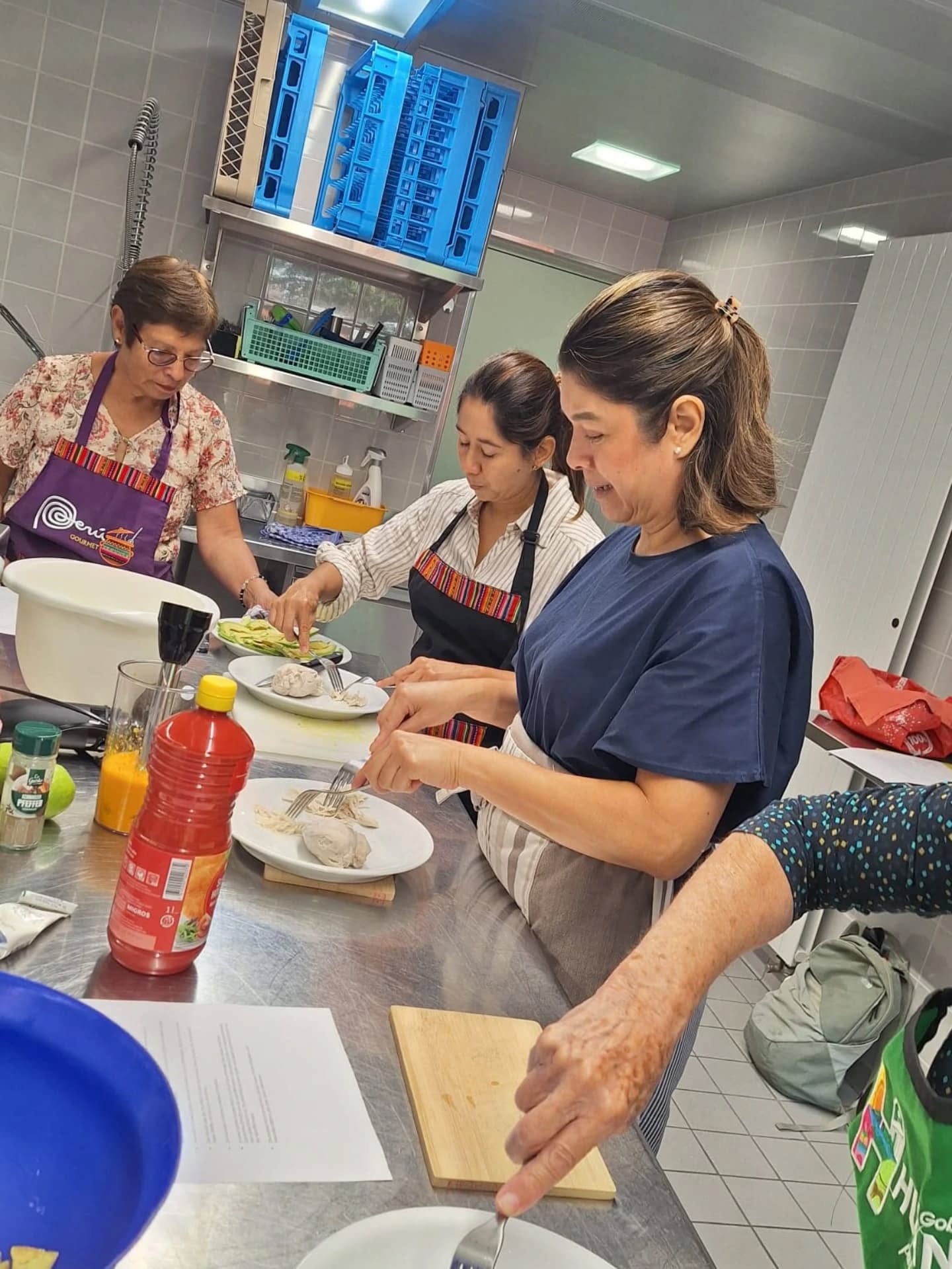 Nach der Sommerpause ist das Kitchen Lab zurück! Diesmal sind wir kulinarisch nach Peru gereist und haben gemeinsam eine köstliche causa peruana zubereitet.
Ein herzliches Dankeschön an Jenny, die nicht nur ihr Rezept, sondern auch ein Stück ihrer Kultur mit uns geteilt hat.
Hier ein paar Eindrücke dieser fröhlichen und leckeren Session, wir freuen uns schon auf das nächste Kitchen Lab!
----
After the summer break, Kitchen Lab is back! This time we traveled to Peru through flavor, preparing a delicious causa peruana together.
A big thank you to Jenny for sharing not only her recipe, but also a piece of her culture with us.
Here are some moments of this joyful and tasty session, we can’t wait to cook with you again in the next Kitchen Lab!
----
¡Kitchen Lab regresó después de la pausa de verano! Esta vez viajamos a Perú a través de los sabores, preparando una deliciosa causa peruana juntos.
Un enorme agradecimiento a Jenny por compartir no solo su receta, sino también un pedacito de su cultura con nosotros.
Aquí algunos momentos de esta alegre y sabrosa sesión, ¡ya esperamos con ganas la próxima sesión de Kitchen Lab!
#ETKultur #KitchenLab #InterAct #integrationstadtzürich #CommunityMoments