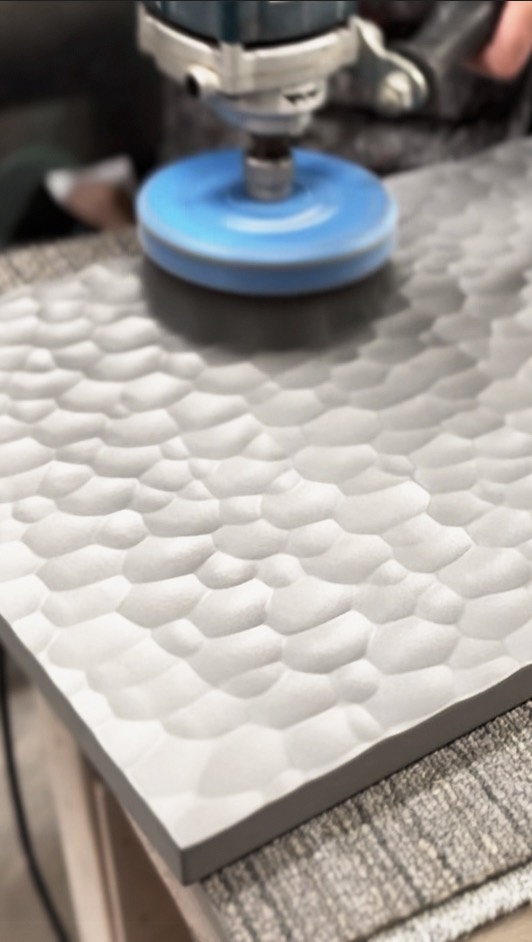 磨く、削ぐ、重ねる。
金属の冷たさと、職人の手作業による温度が交差する中で、
その表情は少しずつ立ち上がっていきます。
DUREEは、素材に向き合い、その可能性を探り続け、
より美しい造形の家具を生み出すことにこだわります。
-
Polishing, carving, layering.
Between the coldness of metal and the warmth of a craftsman’s hands,
its expression slowly begins to emerge.
At DUREE, we face each material with care,
pursuing its possibilities to create furniture of refined and sculptural beauty.
@duree_furniture
#artfurniture #sculpturalfurniture #stonefurniture #furnituredesign #functionalart #DUREE #彫刻家具 #アート家具 #アートな暮らし #デザインのある暮らし #シンプルで美しい暮らし #素材へのこだわり #インテリアデザイン #デザイン家具 #チェスト #家具デザイン #職人の手仕事 #職人技 #造形美 #キャビネット #ステンレス #ジャパンディ #上質な暮らし #インテリアコーディネート #なぐり加工