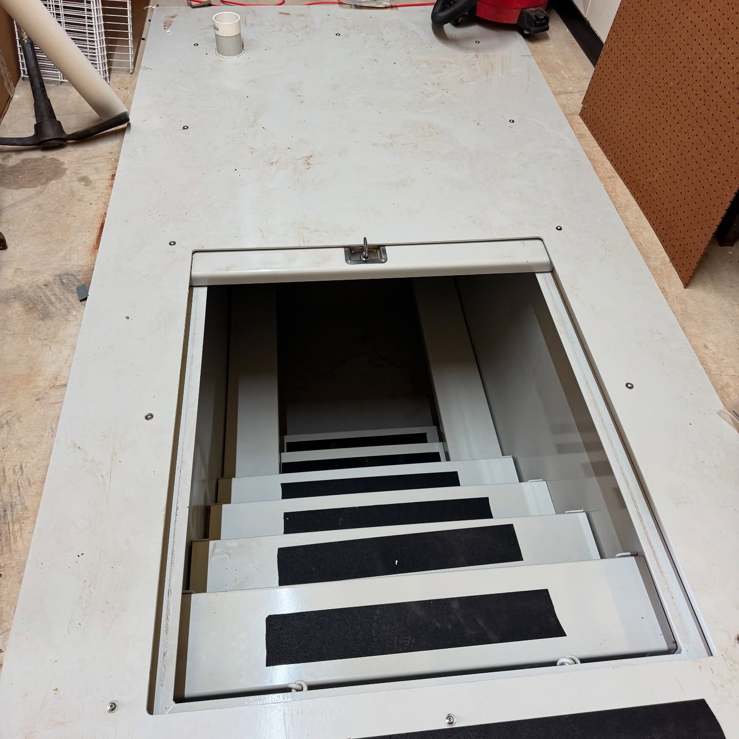 The Dark Horse team went out to west Texas to install a finished storm shelter for a client who had their previous home destroyed in a tornado. We were happy to help them feel safe and have an action plan in the event of a future storm. 🙏🏻
#welders #welderslife #supportyourlocalwelder