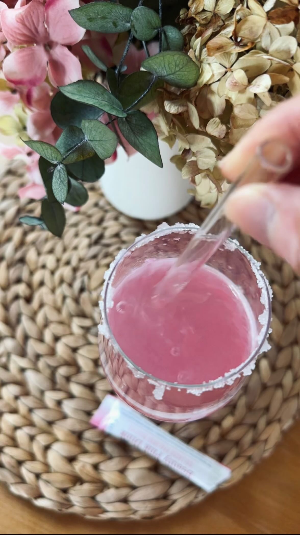 ✨ Dein Glow beginnt von innen - hier ist das Geheimnis
Du nimmst Collagen, aber merkst nichts? Das ist der Grund 👀“
Collagen wirkt nur richtig, wenn du DAS beachtest 👉
✨ Kollagen wirkt nicht richtig, wenn dein Körper nicht genug Vitamin C 🍊, Eiweiß 🍳 oder wenn Rauchen 🚬, Stress 😵💫 & Zucker 🍬 die Kollagenbildung blockieren.
👉 Achte auf deine Basics, damit dein Glow von innen kommt! ✨
@deesse_cosmetics_partner
#CollagenTips #BeautyFromInside#beautytipps #collagenbeautybooster #bridegettingready #brautstylingchiemgau
#glow