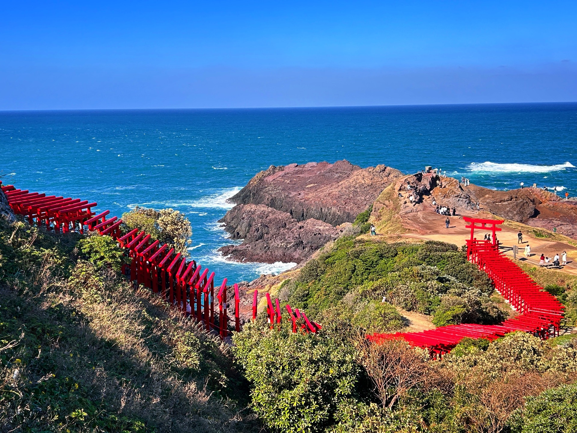 📍元乃隅神社(Motonosumi Shrine)
.
Motonosumi Shrine, located along the cliffs of Yamaguchi Prefecture, is famous for its 123 vibrant red torii gates stretching toward the Sea of Japan. Unlike typical shrines nestled in forests or mountains, this one offers an extraordinary coastal view, especially striking when contrasted against the blue sea and sky. Though often less crowded than major shrines, its dramatic scenery makes it one of the most photogenic spiritual sites in Japan. In early autumn, the cooler weather and dynamic skies create a breathtaking backdrop for photos.
.
.
.
位於山口縣海岸懸崖上的元乃隅神社,以123座鮮紅鳥居綿延至日本海而聞名,形成獨一無二的壯觀景致。與一般隱身山林中的神社不同,這裡坐擁海天一線的開闊視野,紅鳥居與碧海藍天相映成趣,是日本最上鏡的神社之一。九月初秋,氣候轉涼、雲層變化豐富,更增添拍照時的戲劇張力,是值得一訪的隱藏版絕景。
.
.
.
#japanguide #triptojapan #travelinjapan #visitjapanjp #visitmyjapan #jntosg #beautifulJapan #japanrevealed #travelgraphy #travelgram #traveling #trending #japanese #instagram #osaka #visitjapanUS #visitjapanCA #TravelJapan #JapanTrip #ExploreJapan #yamakuchi #motonosumishrine #motonosumitaisya #SepJapan