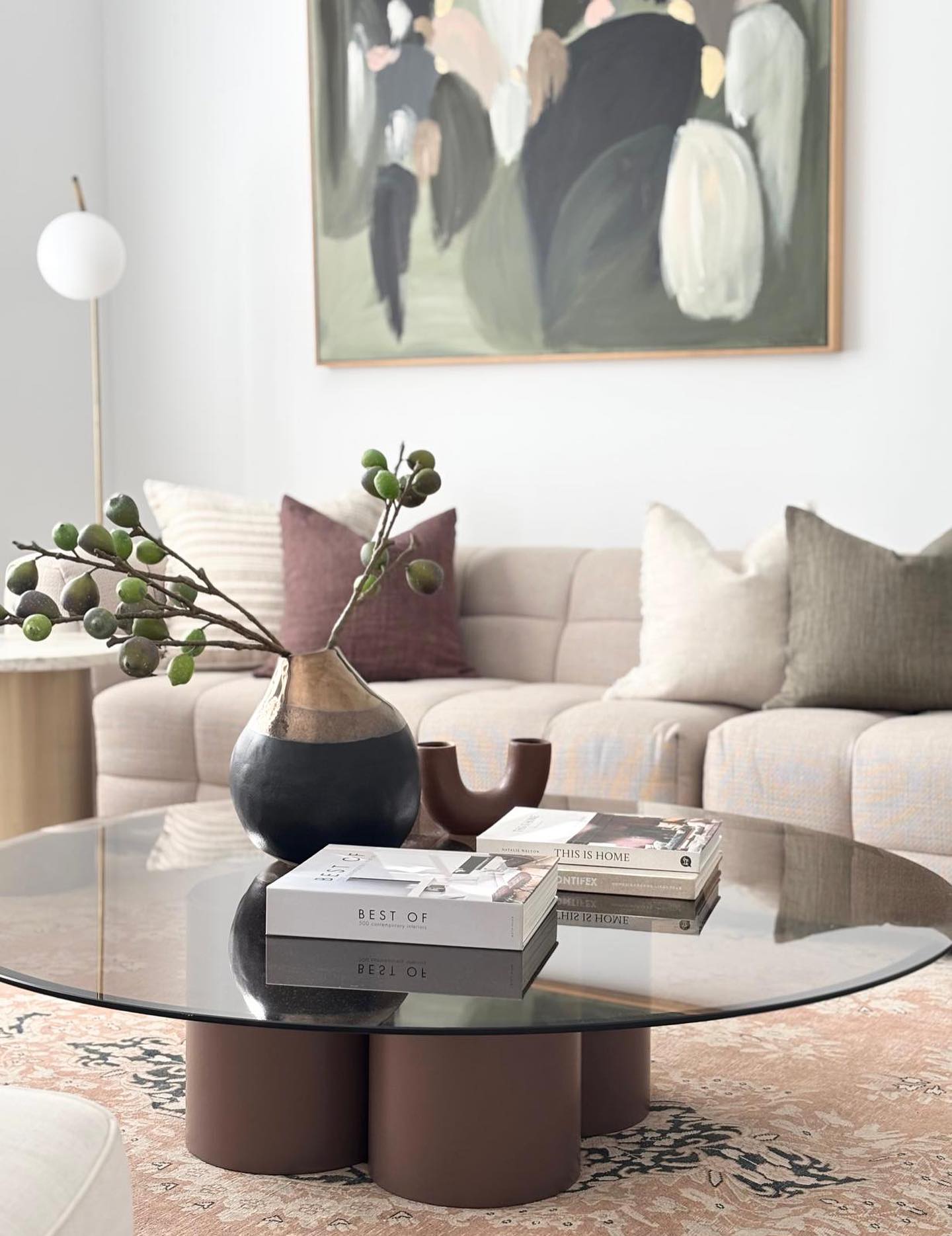 First impressions matter, so it’s crucial that the first room potential buyers enter is captivating, warm, and inviting.
Selling Agent: @jennydwyerbelleproperty
Interior Styling: @auraandforminteriors