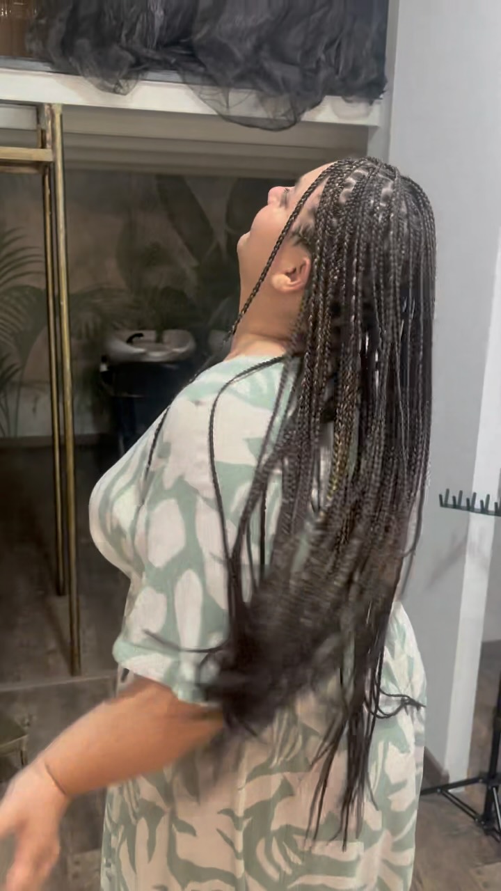 Tresses africaines fines sur cheveux lisses européens #perpignan #salonafro #salondecoiffureafroperpignan #tressesafricainesperpignan #sigguil