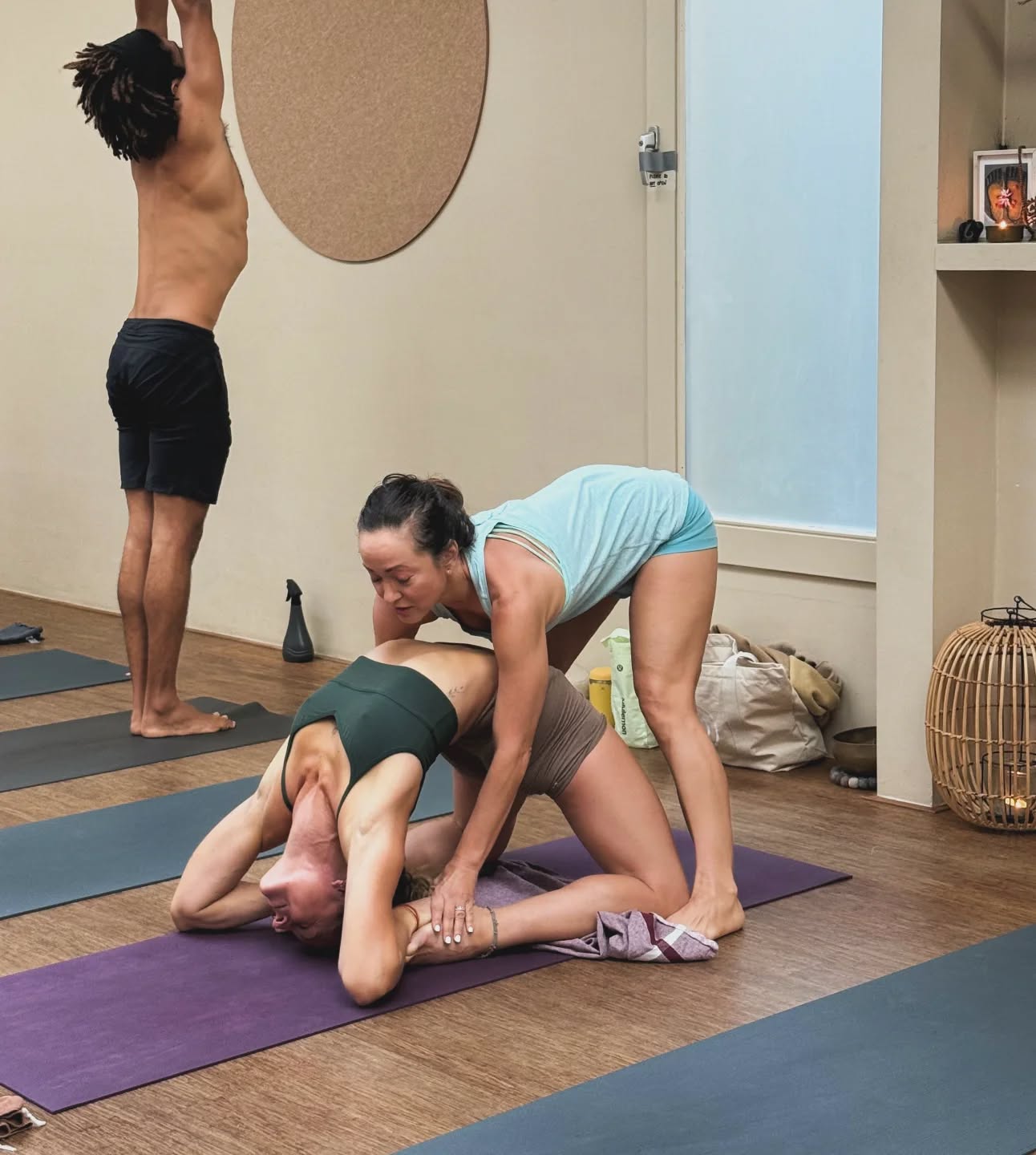 🌸 The Guru Mantra 🌸
Gurur Brahmā Gurur Viṣhṇuḥ
Gurur Devo Maheśhvaraḥ
Guruḥ Sākṣhāt Paraṁ Brahma
Tasmai Śrī Gurave Namaḥ
The Guru Mantra reminds us that the teacher is more than just a guide — they embody creation (Brahma), preservation (Vishnu), and transformation (Shiva). Ultimately, the Guru points us back to the highest truth, the light of wisdom within ourselves.
The word Guru means “Gu” = darkness, “Ru” = light — the one who leads us from ignorance into clarity.
I bow with gratitude to all the teachers who have supported me on my yoga path so far. 🙏
Thanks @kinoyoga for guiding us this weekend and especially guiding me here in my enemy pose.