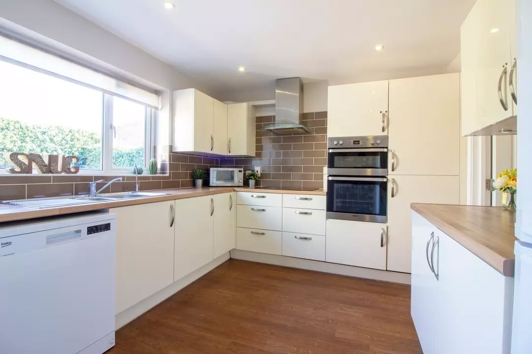 Do you like cooking? We provide all you need to make a fabulous meal - pots, pans, plates, cutlery - we've got it covered 🍳🍽️