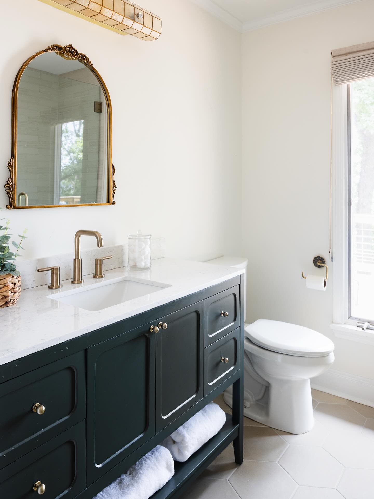 Classy. Timeless. This secondary bathroom was remodeled along with a full house renovation. Even the smaller spaces matter when designing a large remodel. We want to make sure that your home reflects your style in every way.
#turnerdesignbuild #homeremodel #lakenormanhomes #bathroomremodel #customdesign #custombuilder