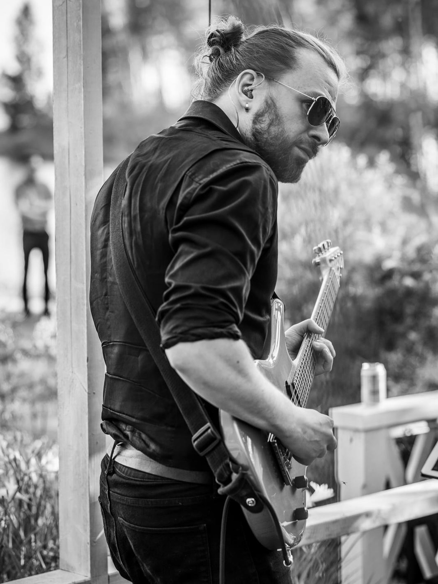 Kesä ja keikat alkaa olla takana. Viikon päästä starttaillaan siis jälleen opetushommat. Kitarastudion ovet lennähtävät auki tiistaina 2.9. 💥
Innolla uuteen syksyyn ja kitaran parissa askarteluun. Tervetuloa ja nähdään pian! 😎🎸🍁
Valokuva: Noora Slotte / Studio P.S.V.
#rokkenroll #yabadabaduu #kitaratunnit #oulu #kitarastudio #soitonopetus #kitara