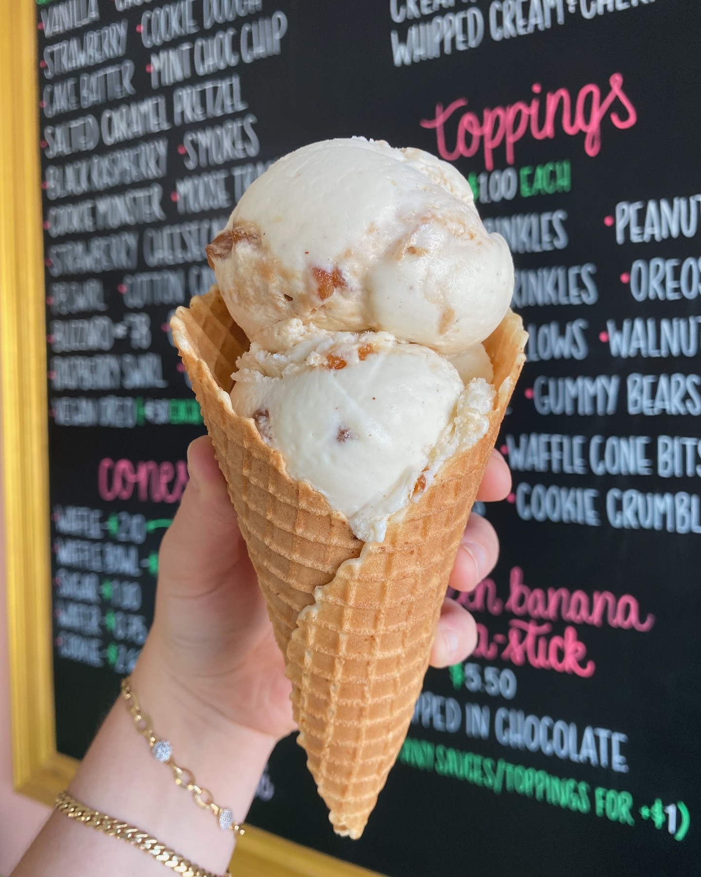 Fall is just around the corner which means… new gelato flavor!! 🍎🥧🍂
Pictured here is our Cinnamon Apple Pie, a cinnamon base gelato with cooked cinnamon sugar apple pieces and graham cracker swirls! Pair this with our chocolate fudge brownie gelato and you’re in for a treat 😍
#newport #newportri #homemadegelato #waffles #icecream #dessert #supportlocal #familybusiness #fyp