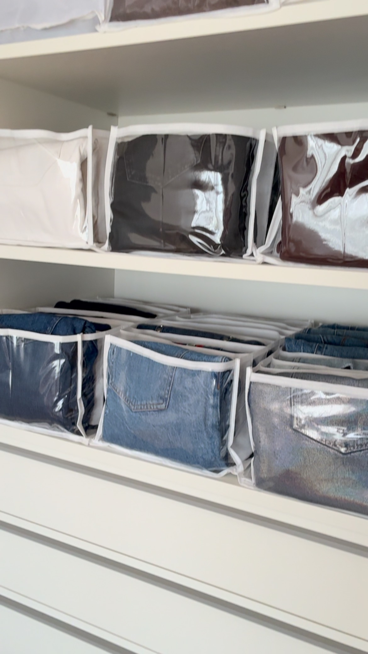 Quando o espaço é pequeno para a quantidade de roupas, podemos usar colmeias ou packs para ajudar na organização.
#estilodevida #bemestar #produtividade #tempo #planejamento #organizacaopraticacriativa #personalorganizersp #organizaçãosp #organização #personalorganizersp #colmeias #packs
