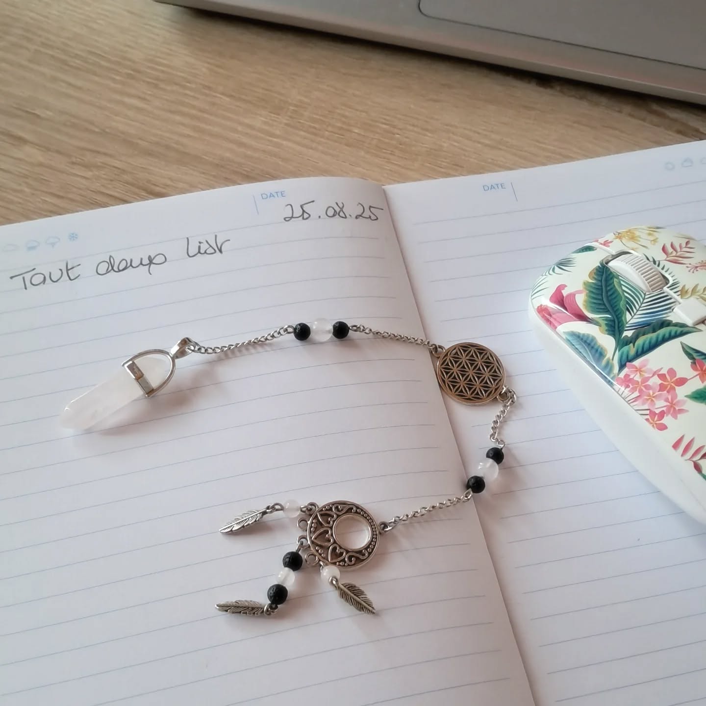 Je suis de retour en douceur, avec des idées plein la tête qui fourmillent depuis des mois déjà... l'objectif c'est qu'elles sortent de ma caboche et qu'elles voient enfin le jour...
Alors, j'en profite pour poser tout ça dans mon carnet, garder une trace, et m'aider à prioriser ma journée et mon activité des prochains jours, semaines et même... mois.
En effet, ces deux dernières années, j'étais dans une énergie très carpe diem. Plusieurs événements m'y ont amené par choix, et parfois malgré moi. Cette énergie, jusqu'ici inconnue pour moi, car je suis énormément dans le contrôle, m'a aidé à déconstruire beaucoup de schémas du salariat et si je pousse plus loin, des conditionnements appris à l'école.
Cette énergie "au jour le jour" m'a fait beaucoup de bien et a dessiné les contours d'une certaine spontanéité et d'une plus grande adaptabilité. Mais il est temps pour moi de l'allier avec un peu de projections et de regarder plus loin sans me sentir oppressée et enfermée.
C'est nouveau pour moi car j'en dessine seulement les contours. Mais j'avance en douceur vers cette nouvelle inconnue qu'est la projection adaptée.
✨️