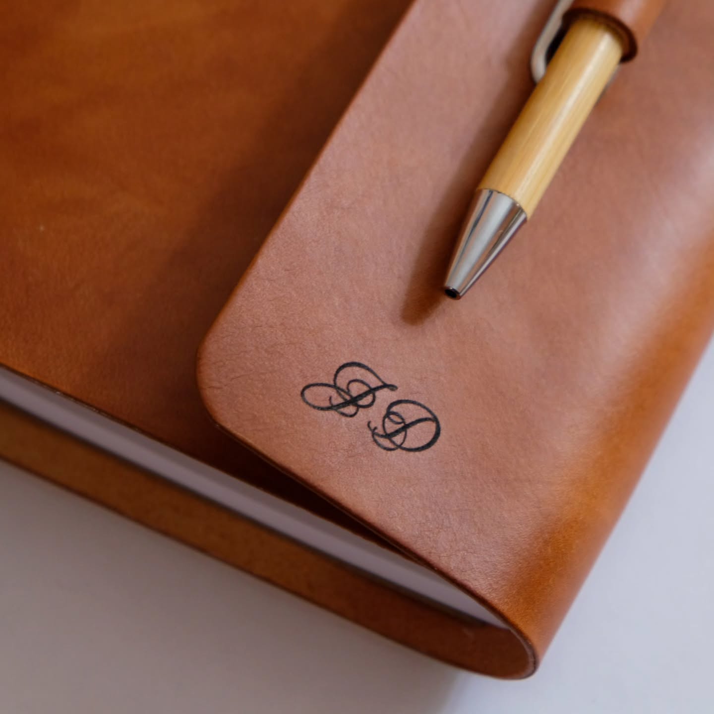 Takto vyzerá gravírovanie ľubovoľného písma na elegantnom koženom karisbloku koňakovej farby 🤎 ✍️
#slovenskarucnatvorba #personalizovanydarcek #kozenyzapisnik #slovenskydizajner