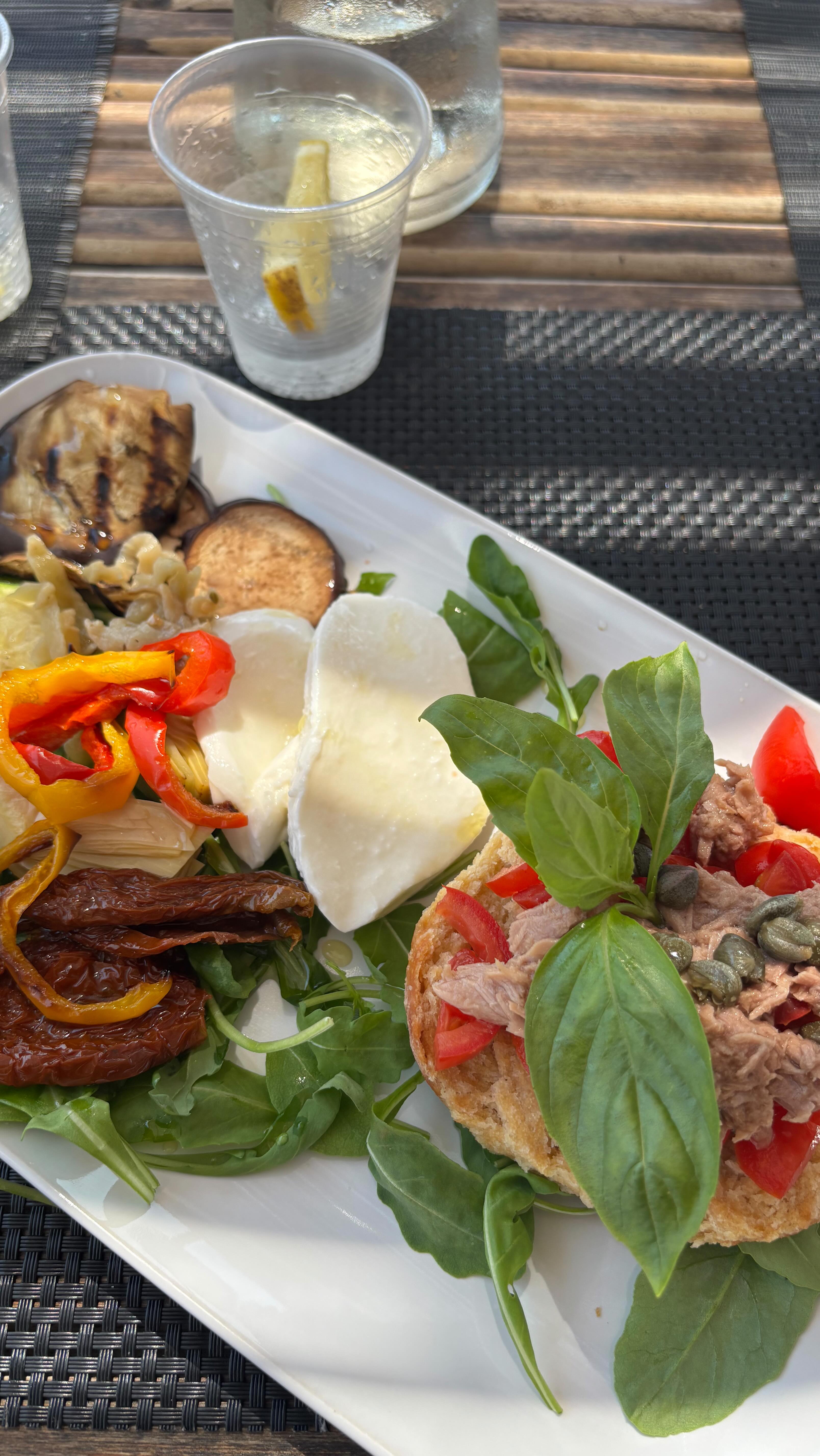 Ce ne sont pas les vêtements de sport les plus chers ni les derniers accessoires à la mode dont vous avez besoin pour un mode de vie de qualité !
Ce dont vous avez besoin c’est un sommeil de qualité, un corps en mouvement, des aliments et des boissons riches en nutriments et du temps pour vous 🧘🏼♀️🥑☀️🌷
Je sais qu’ici, sur les réseaux sociaux, on a parfois l’impression de ne jamais être assez bien, ou assez en bonne santé, par rapport à ceux qui semblent tout faire, ou tout avoir.
Alors, ne te surcharge pas – choisis seulement quelques-unes de ces habitudes et essaie de t’y tenir chaque jour. Si tu ne le fais pas déjà, tu seras surpris(e) de voir à quel point tu peux te sentir mieux ✨
#healthy#diet#healthylifestyle#healthyeating#food#cuisinemaison#healthybalance#balance#sport#healthy#mood#bodybuildingmotivation#bodybuildinglifestyle#bodyconfidence