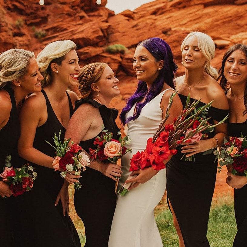Red gladiolus bridal bouquet❣️So so pretty❣️
.
.
Photography: @kelseacallister
Venue: @sandhollowresortweddings
Design+Planning+Decor+Florals: @poppylaneevents_st.george
.
.
#stgeorgeweddingplanner #bouquet #wedding #poppylaneevents
#southernutahweddingplanner #zionweddingplanner #redrockswedding