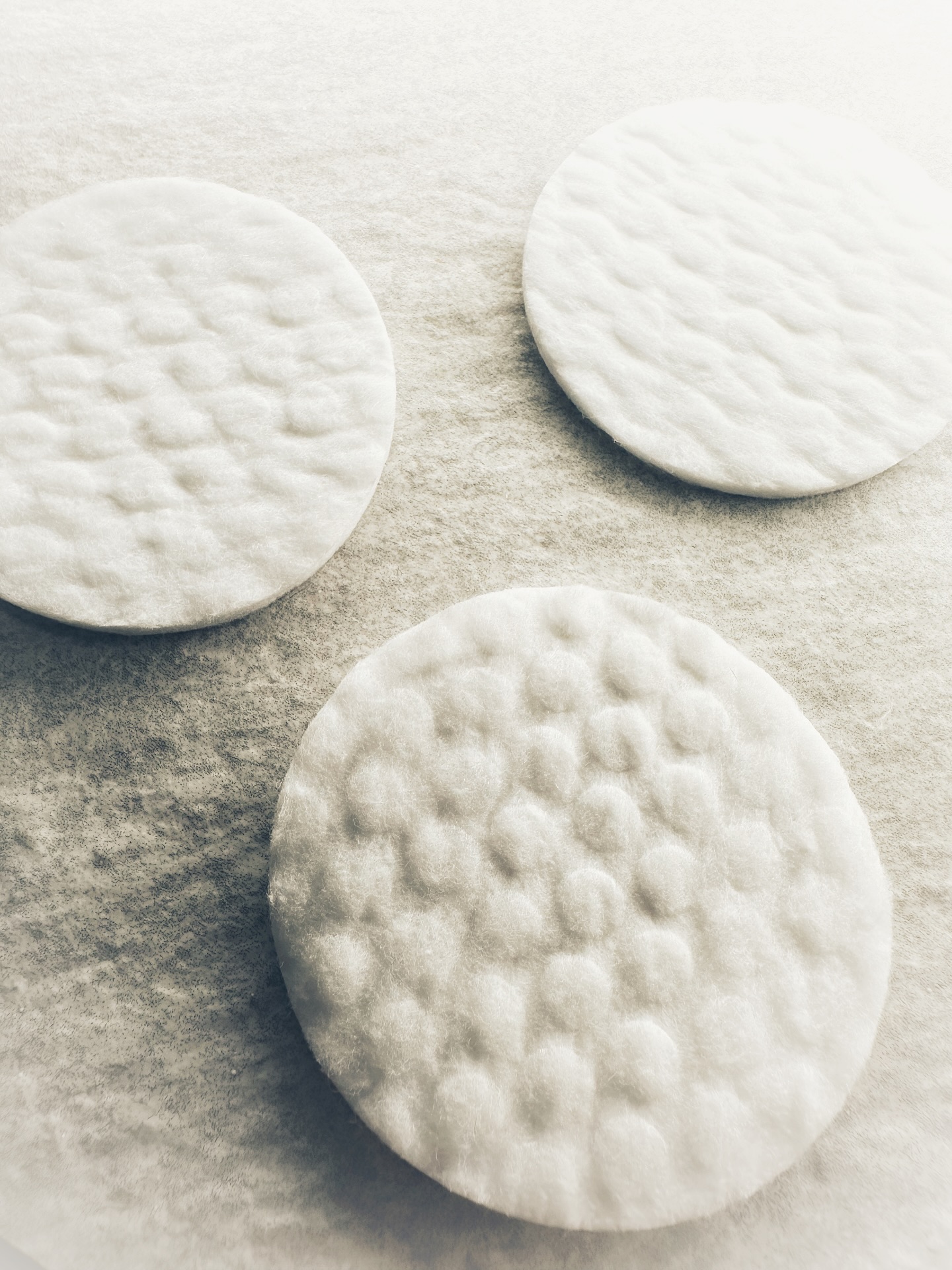 WAS DEINE WIMPERN WIRKLICH BRAUCHEN…
Der wichtigste Schritt für gesunde, schöne lange Wimpern beginnt jeden Abend bei Dir zu Hause!
Ein sanftes, gründliches Abschminken mit dem passenden Eye-Makeup Remover.
Mir fällt bei fast jeder dritten Wimpernbehandlung auf:
Obwohl die Kundinnen sagen „ich habe mich doch abgeschminkt“ kleben noch Mascara-Reste vom Vortag an den Wimpern.
Genau das hat mich auf die Idee gebracht diesen Reminder zu schreiben.
Warum gründliches Abschminken, jeden Abend, so wichtig ist:
👉🏻 Wimpern bleiben elastisch, glänzend und gesund
👉🏻 weniger Bruch an den Spitzen
👉🏻 schont Wimpern und Haut ( wildes und zu starkes Rumrubbeln mögen sie gar nicht )
👉🏻 schöne, lange Wimpern wirken voller, auch bei von Natur aus eher kürzeren Wimpern zählt jeder Millimeter 😉
Das ist wirklich ein kleines Detail mit grosser Wirkung.
Tägliche Sorgfalt für Haut, Augenpartie und Wimpern zahlt sich aus – gönn Dir diese kleinen Momente.
Wenn Du Deine Wimpern richtig pflegen oder mehr erfahren möchtest, dann melde Dich jederzeit gerne bei mir.
Sonntagabendgruss
Deine Catalina
.
.
.
.
#wimpernpflege #gesundewimpern #kosmetikstudio #augenpflege #sanftabschminken #beautytipps #schöneaugen #rüti #zürichoberland #selbstpflege #langewimpern