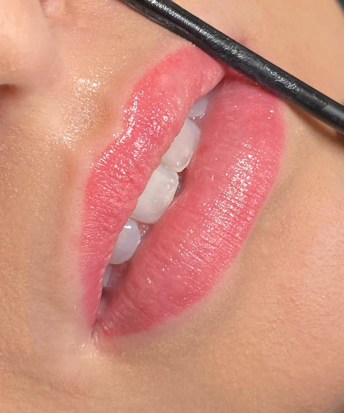 💋 Des lèvres parfaitement dessinées grâce au maquillage permanent !
Un résultat naturel, lumineux et longue tenue ✨
Fini le rouge à lèvres qui s’efface — réveille-toi chaque matin avec une bouche impeccable et sublimée 😍
🔹 Contour redéfini
🔹 Teinte sur-mesure
🔹 Effet naturel garanti
Réserve ta séance à l’institut pour un rendu élégant et durable 💄
📍 Nice
📩 DM pour infos ou rendez-vous
#MaquillagePermanentLèvres #LipsOnPoint #MaquillageLongueTenue #BeautéDesLèvres #EsthétiqueNice #InstitutDeBeauté #NiceBeauté #SourireSublimé #PermanentMakeup