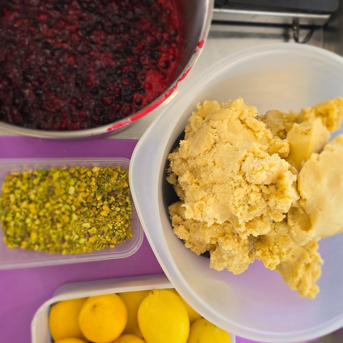 Back to Monday baking prep after a gorgeous weekend exploring where we live 🌿🏞 🍰
#layerd_cakes #bakefromscratch #realcakes #realingredients #eatgoodcake #explore #greatoutdoors #familylife #mondaymotivation #nidderdalecakes