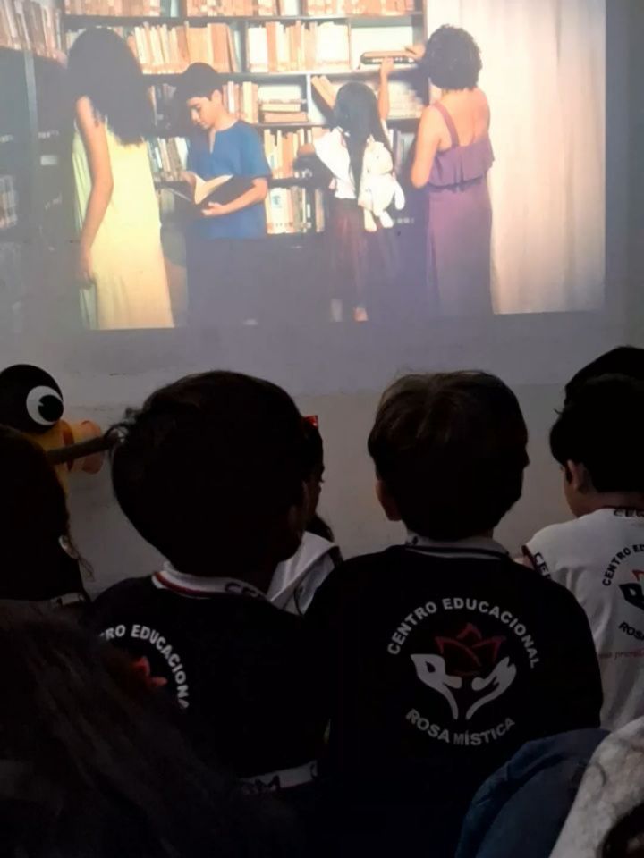 🎬✨ A Mostrinha de Cinema chegou hoje ao Centro Educacional Rosa Mística!
Um momento especial em que os pequenos puderam viajar pelas telas, conhecer novas histórias e se encantar com curtas cheios de criatividade e diversão. 🌈📽️
O cinema, além de entretenimento, abre portas para a imaginação, o aprendizado e o olhar sensível sobre o mundo. 💡💖