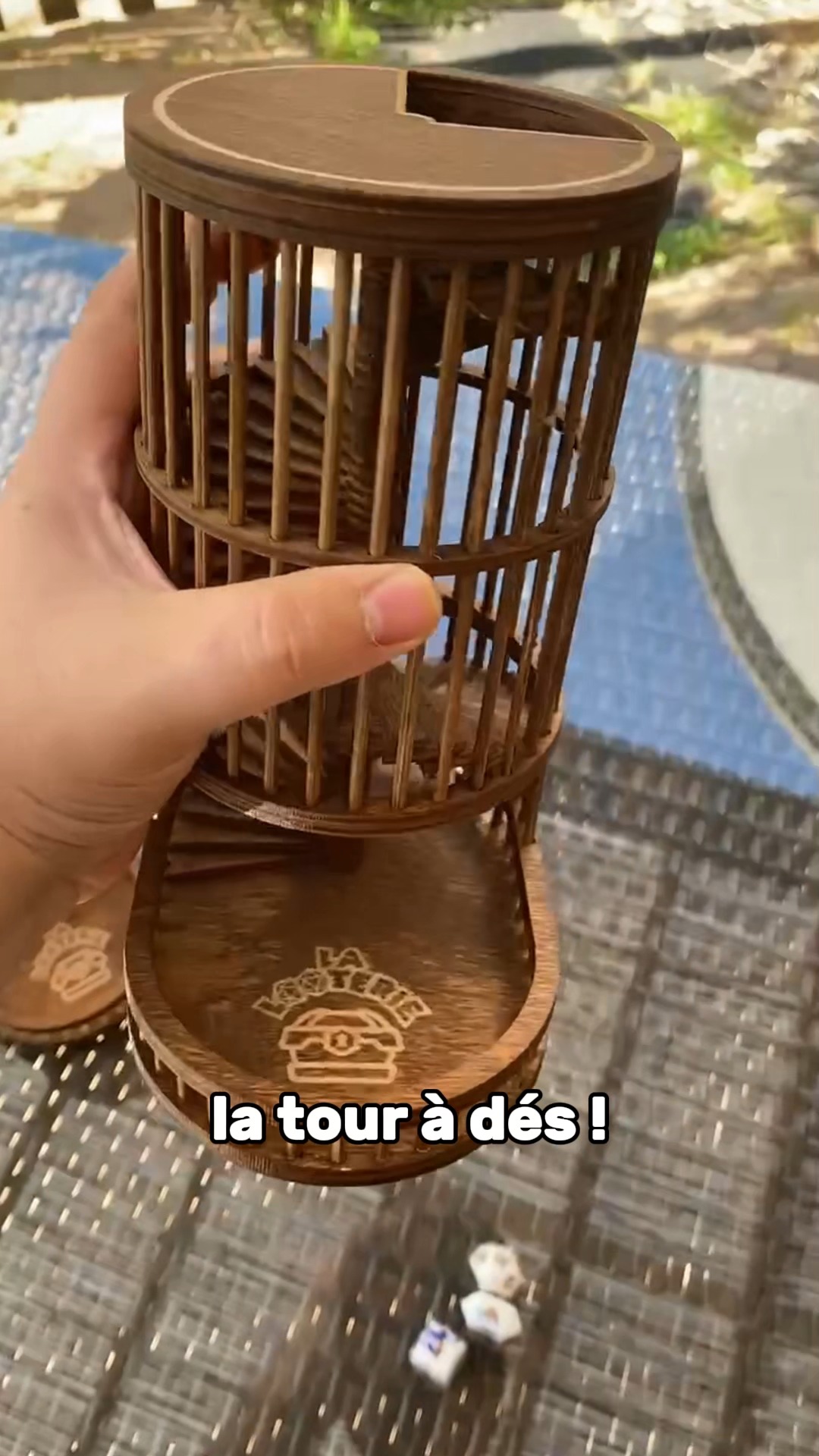 🆕 On vous avait rien dit… mais on a bossé sur un tout nouveau produit.
✨ La Tour à dés artisanale est enfin dispo ! Entièrement en bois, assemblée à la main, pensée pour voir vos dés descendre lentement… et faire monter le suspense.
Compatible jusqu’à 40mm, deux versions sont disponibles : barreaux clairs ou foncés. Et comme toujours, c’est du fait main.
👉 Dispo dès maintenant sur notre Etsy, au prix de 70€.
Et au passage… Vous êtes fous. Le concours lancé y a une semaine a explosé, vous êtes plus de 900 à avoir participé, Insta a triplé… On vous prépare déjà la suite.
Merci du fond du cœur pour votre soutien.
#touradés #diceroll #dicetower #jdrfr #jeuderôle #ttrpg
#dicegoblin #lalooterie #artisanat #jdr #resine #handmade #pourtoi #faitmain #dnd #dés #dice #dnd5e #boutique #etsy